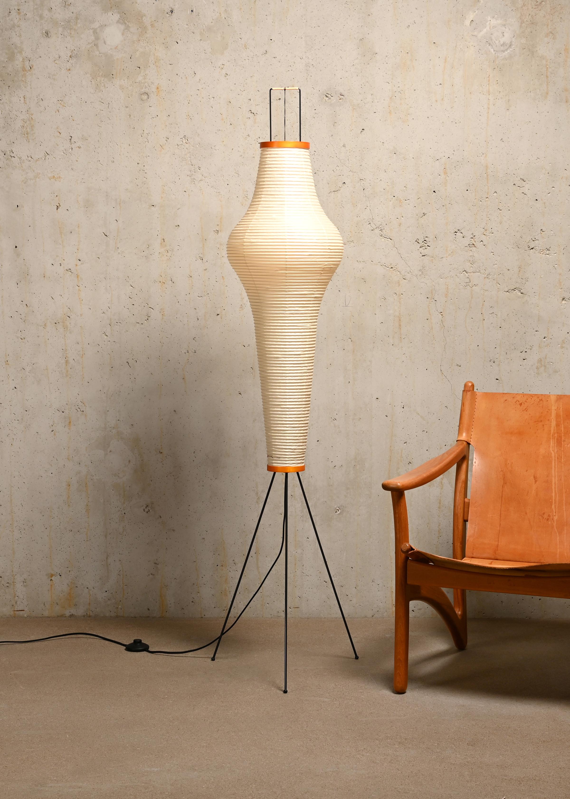 Isamu Noguchi Pair Model 14A Akari Light Sculpture in Washi Paper for Ozeki In Excellent Condition In Amsterdam, NL