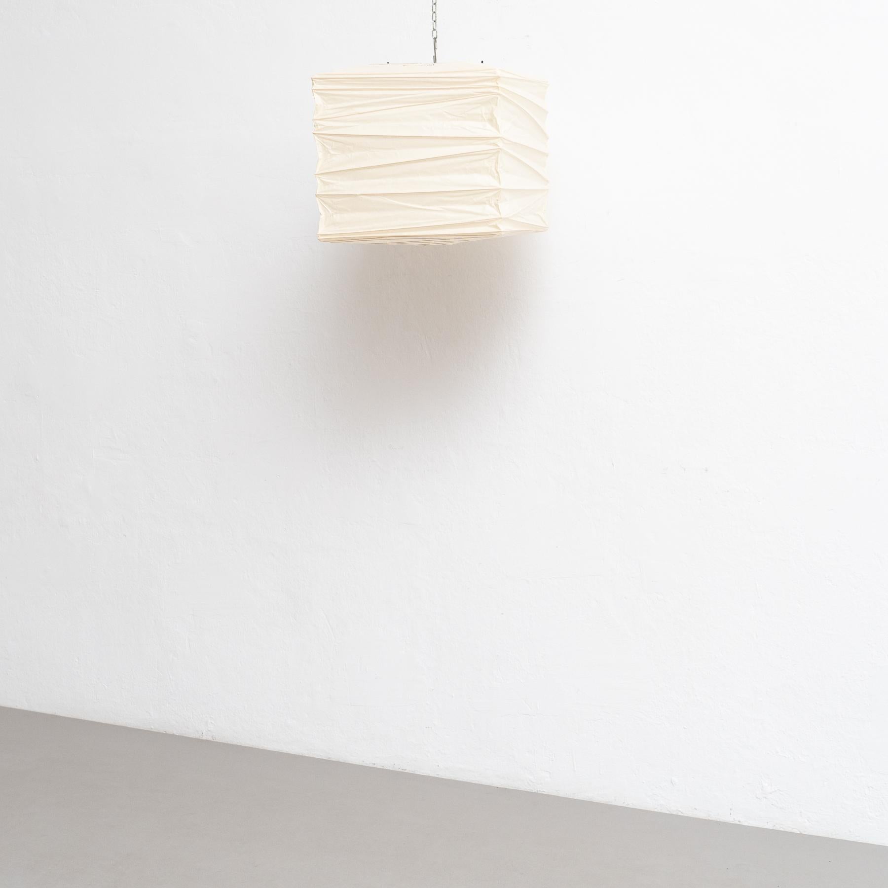 Japanese Isamu Noguchi Pendant Lamp Model 33X: A Timeless Illumination For Sale
