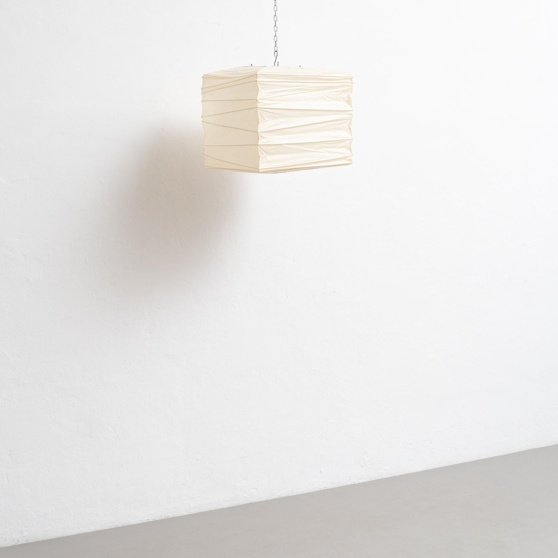 Isamu Noguchi Pendant Lamp Model 33X: A Timeless Illumination In Good Condition For Sale In Barcelona, Barcelona