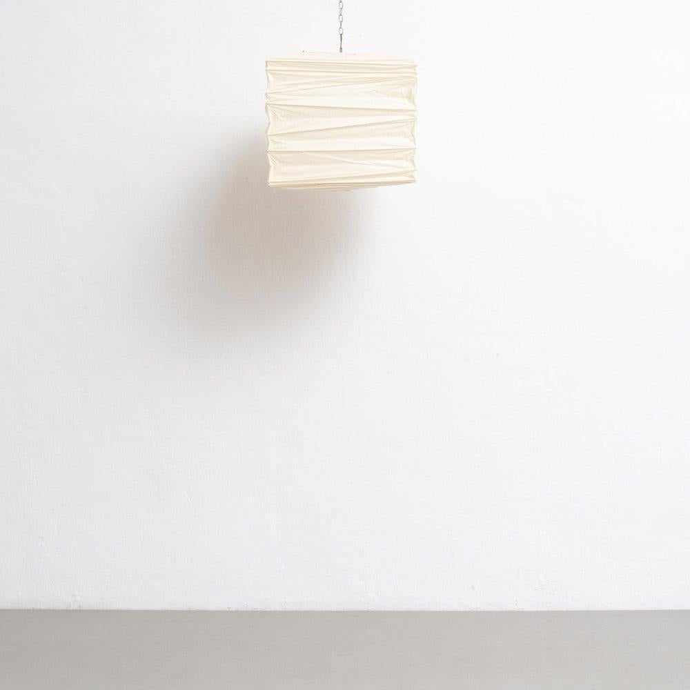 Isamu Noguchi Pendant Lamp Model 33X: A Timeless Illumination In Good Condition For Sale In Barcelona, Barcelona