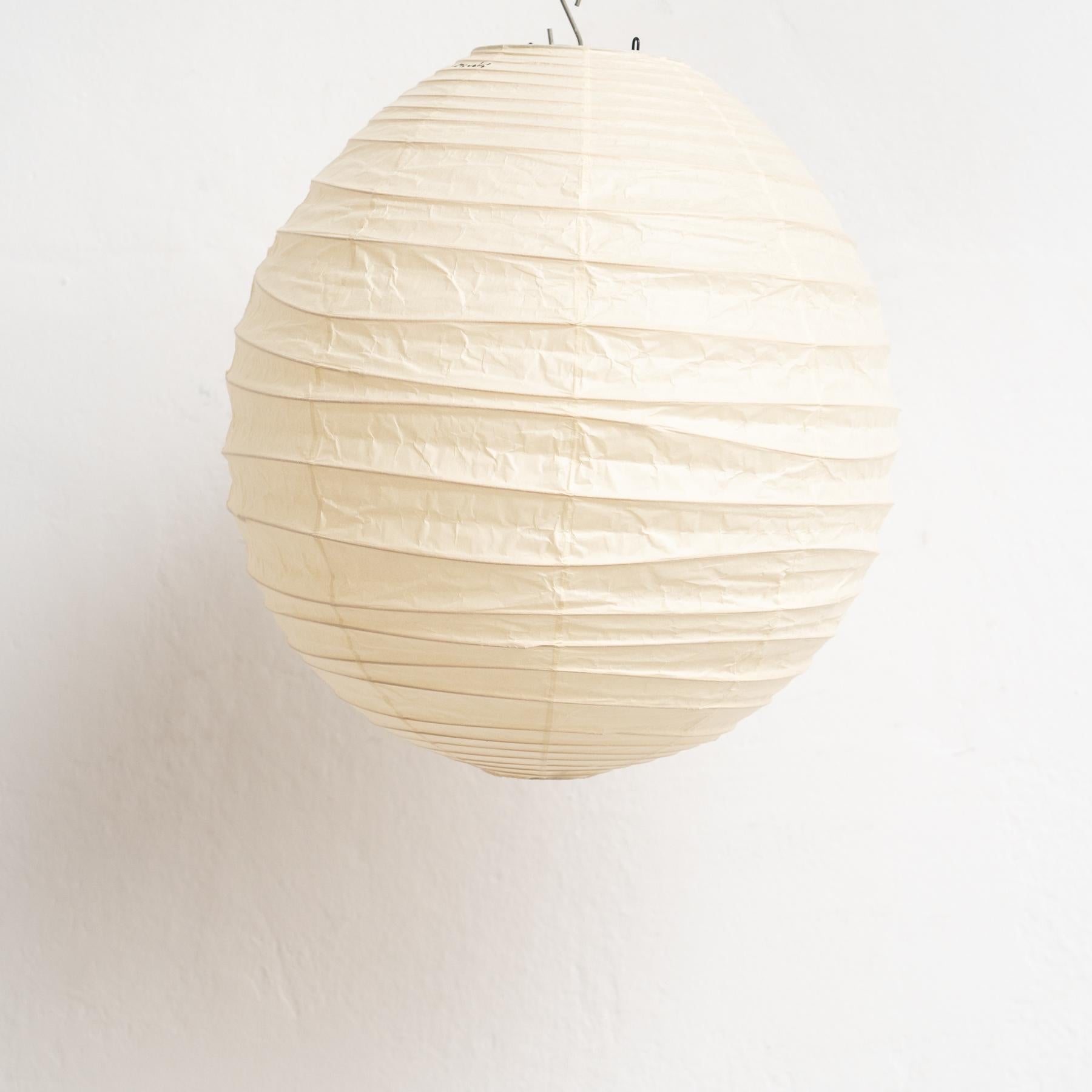 Introduisez un mélange exquis de tradition et de design contemporain dans votre espace avec la lampe à suspension Isamu Noguchi modèle 40DL. Méticuleusement conçue par le sculpteur emblématique Isamu Noguchi et fabriquée de manière experte par Ozeki