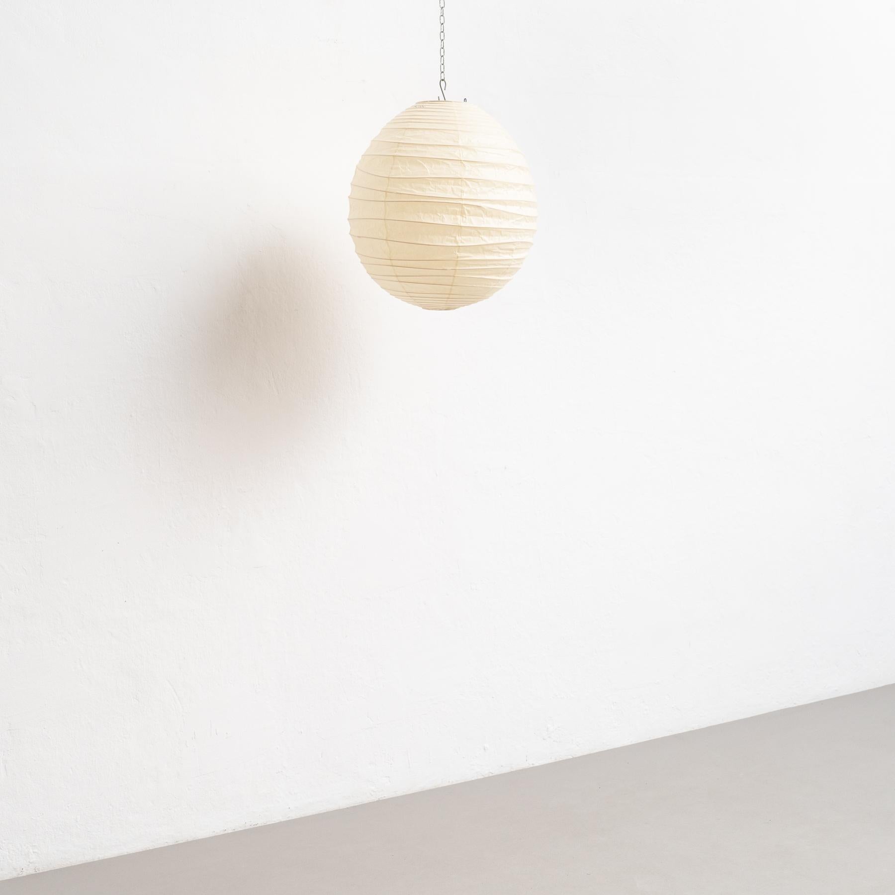 Isamu Noguchi Pendant Lamp Model 40DL: A Symphony of Light and Tradition In Good Condition For Sale In Barcelona, Barcelona