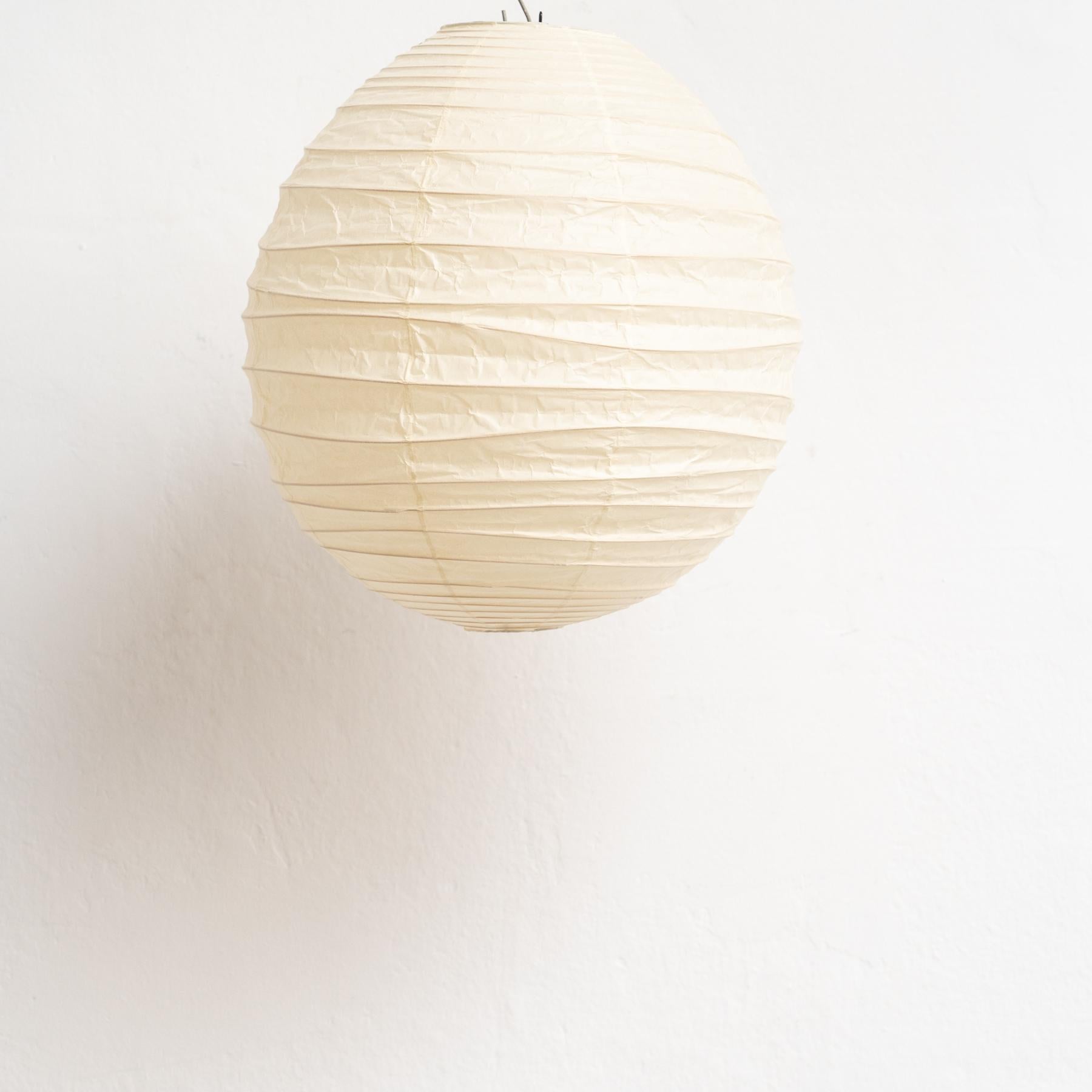 Fin du 20e siècle Lampe suspendue Isamu Noguchi modèle 40DL : une symphonie de la lumière et de la tradition en vente