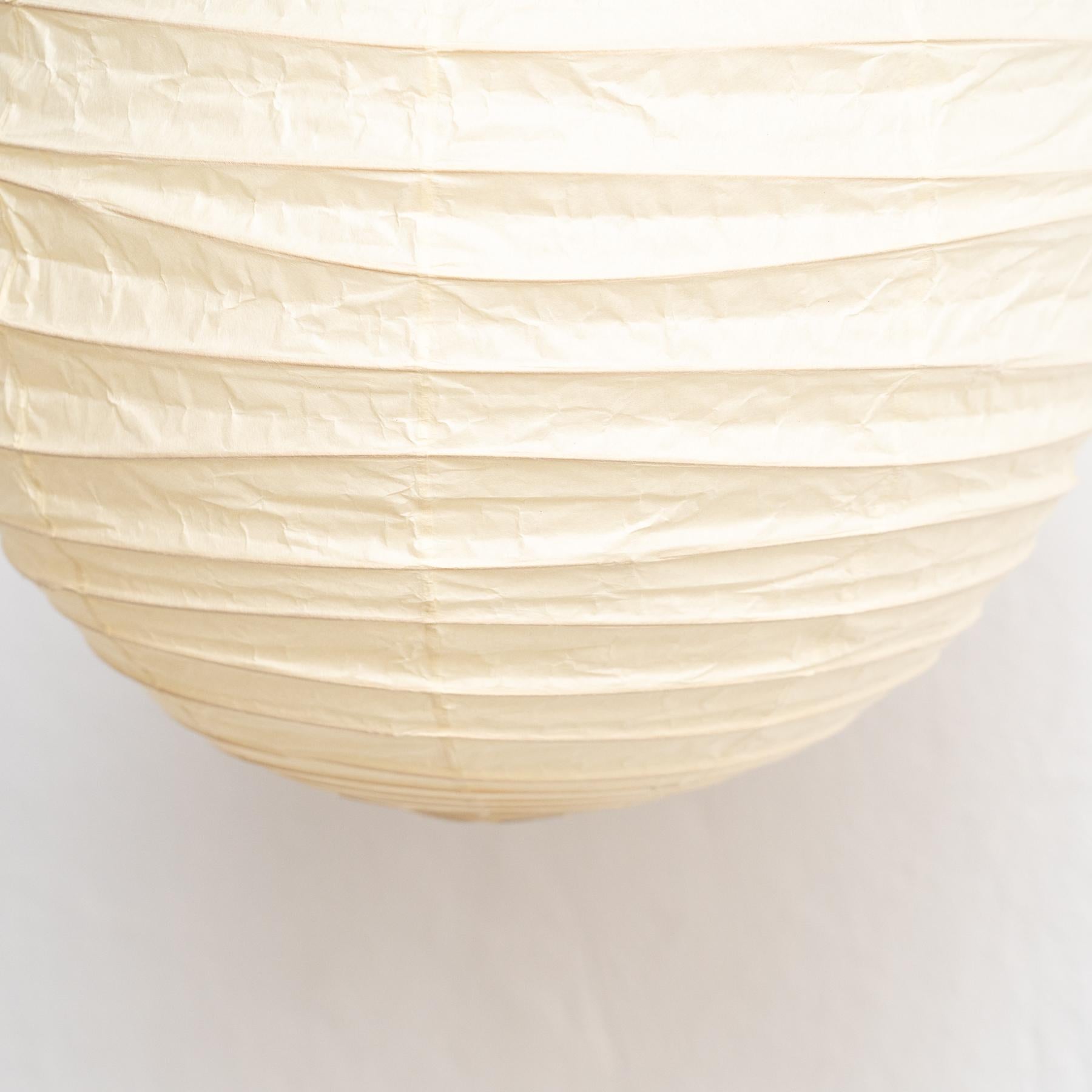 Métal Lampe suspendue Isamu Noguchi modèle 40DL : une symphonie de la lumière et de la tradition en vente