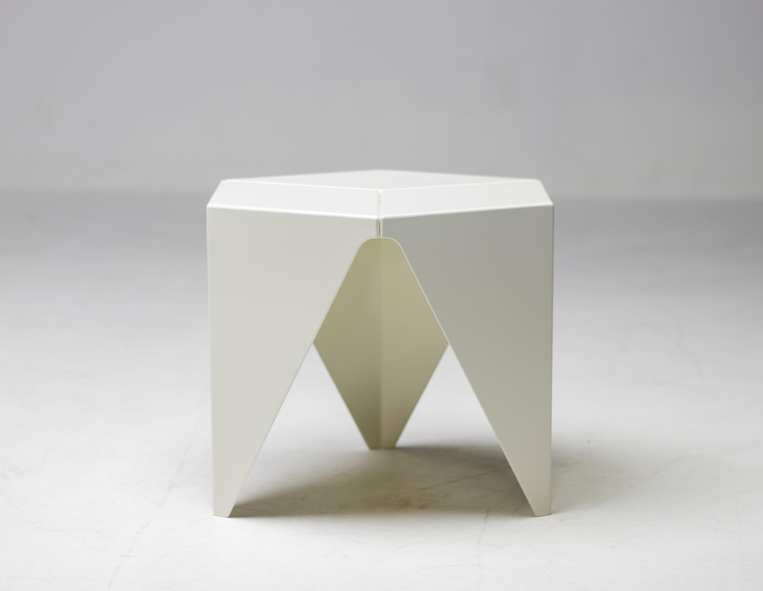 Émaillé Table prismatique d'Isamu Noguchi