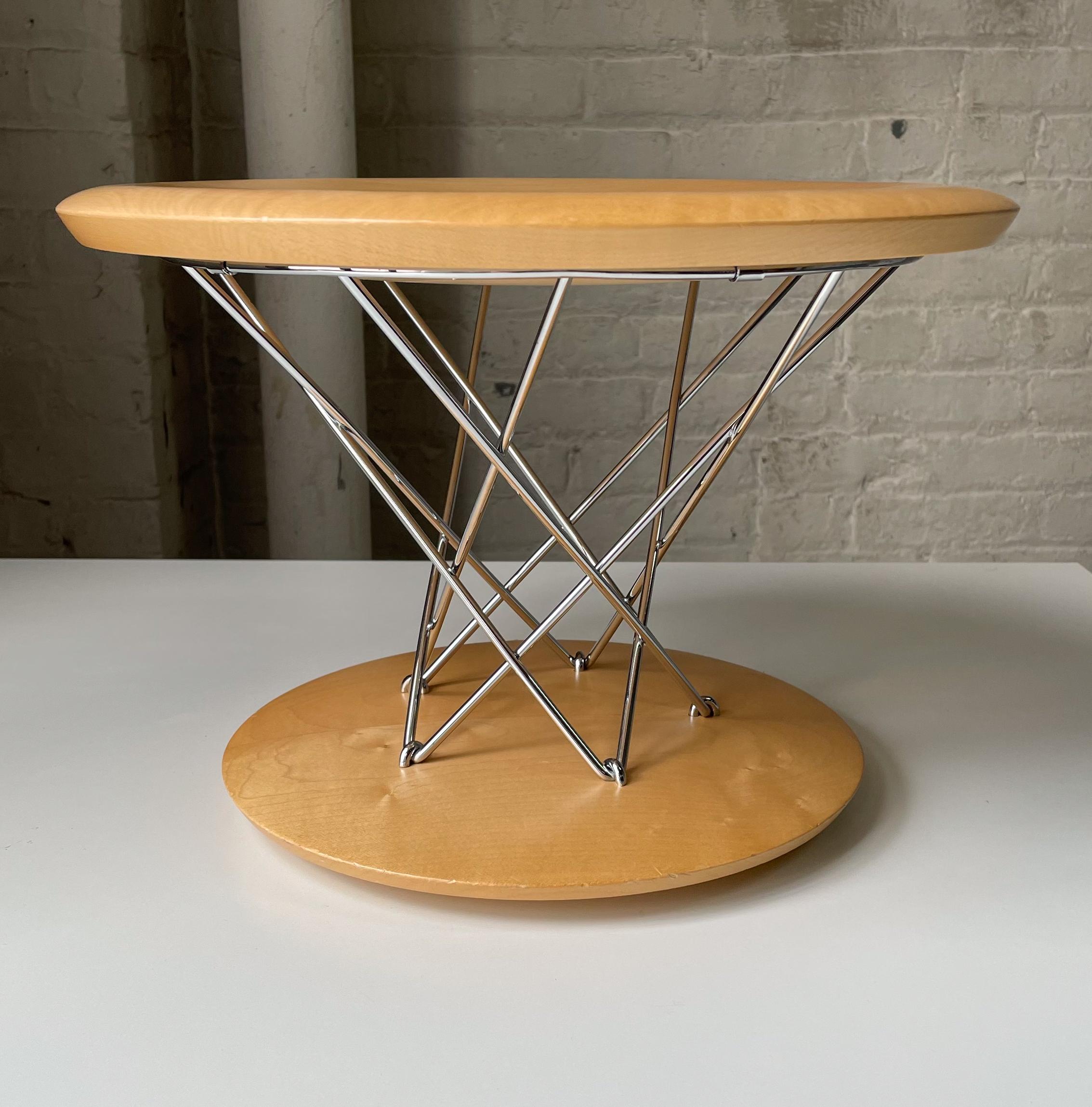 Tabouret bas à bascule iconique avec un plateau et une base en érable et des tiges en acier chromé, une création d'Isamu Noguchi pour Knoll en 1954 rééditée par Vitra en 2001. Conçus comme une collaboration entre Vitra et Rolle, les droits de