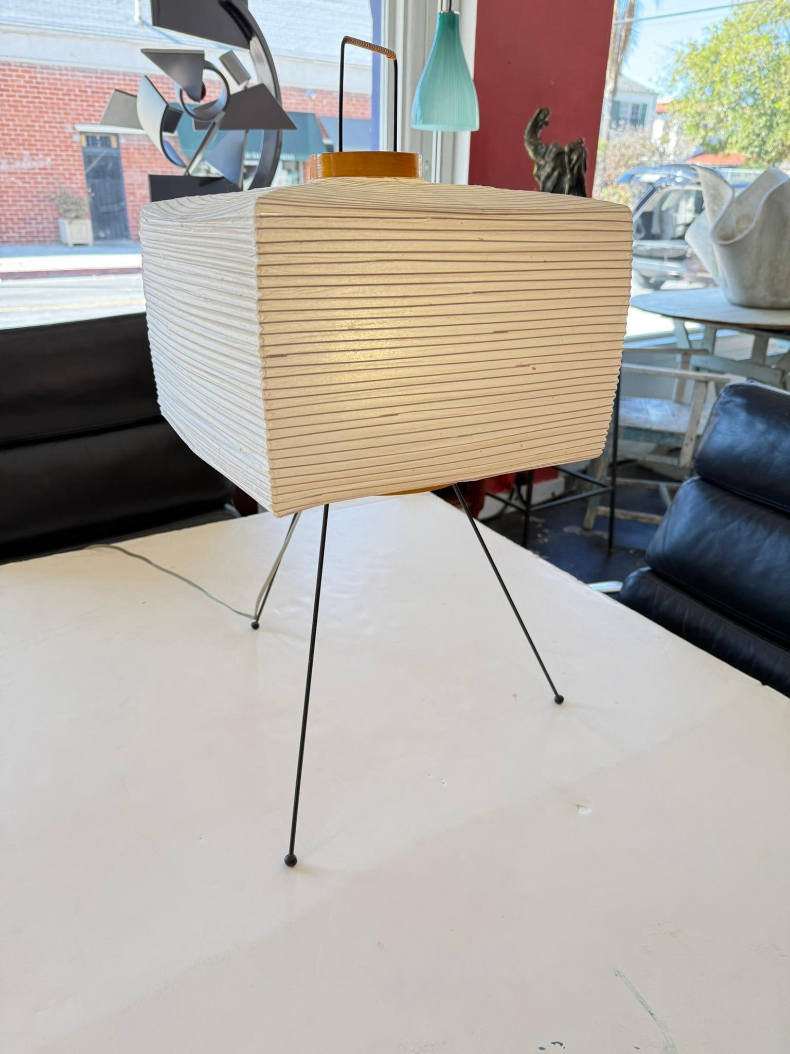 Isamu Noguchi Table Lamp, Akari Model 7A in perfect working condition.