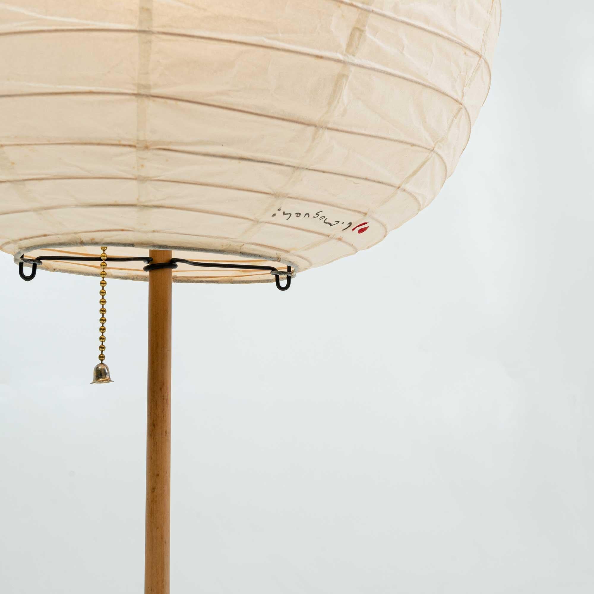 Mid-Century Modern Lampe de bureau Isamu Noguchi avec base BB1 et abat-jour 30F en vente