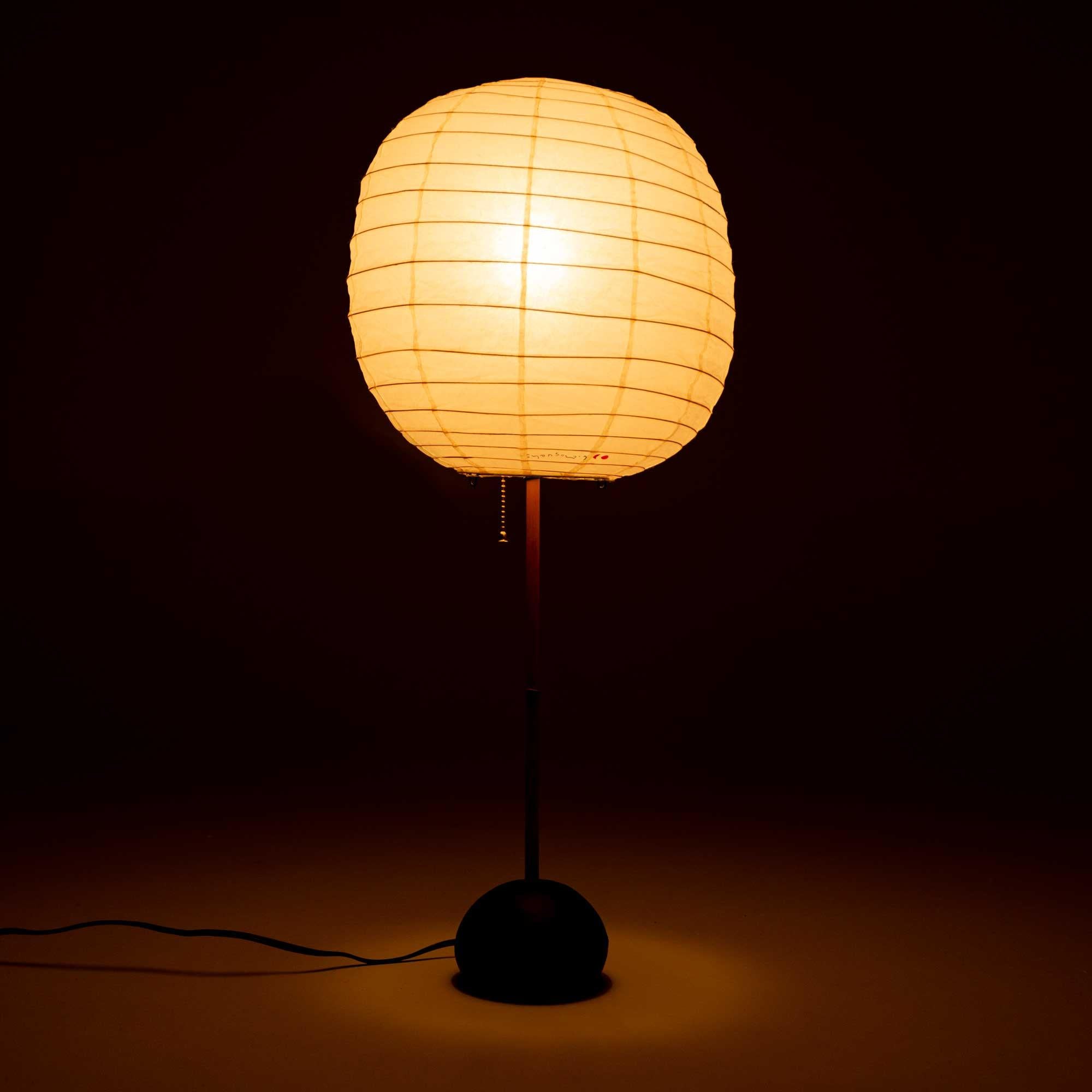 Lampe de bureau Isamu Noguchi avec base BB1 et abat-jour 30F en vente 1