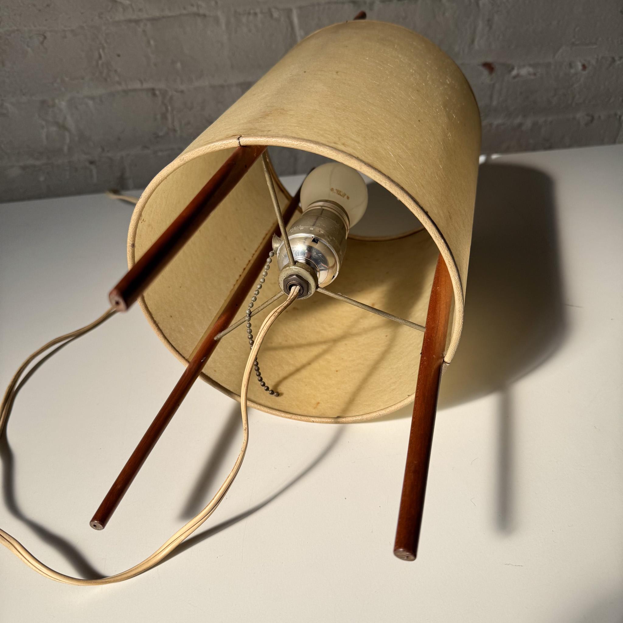 Isamu Noguchi Table Lamp No. 9 for Knoll In Good Condition For Sale In New York, NY