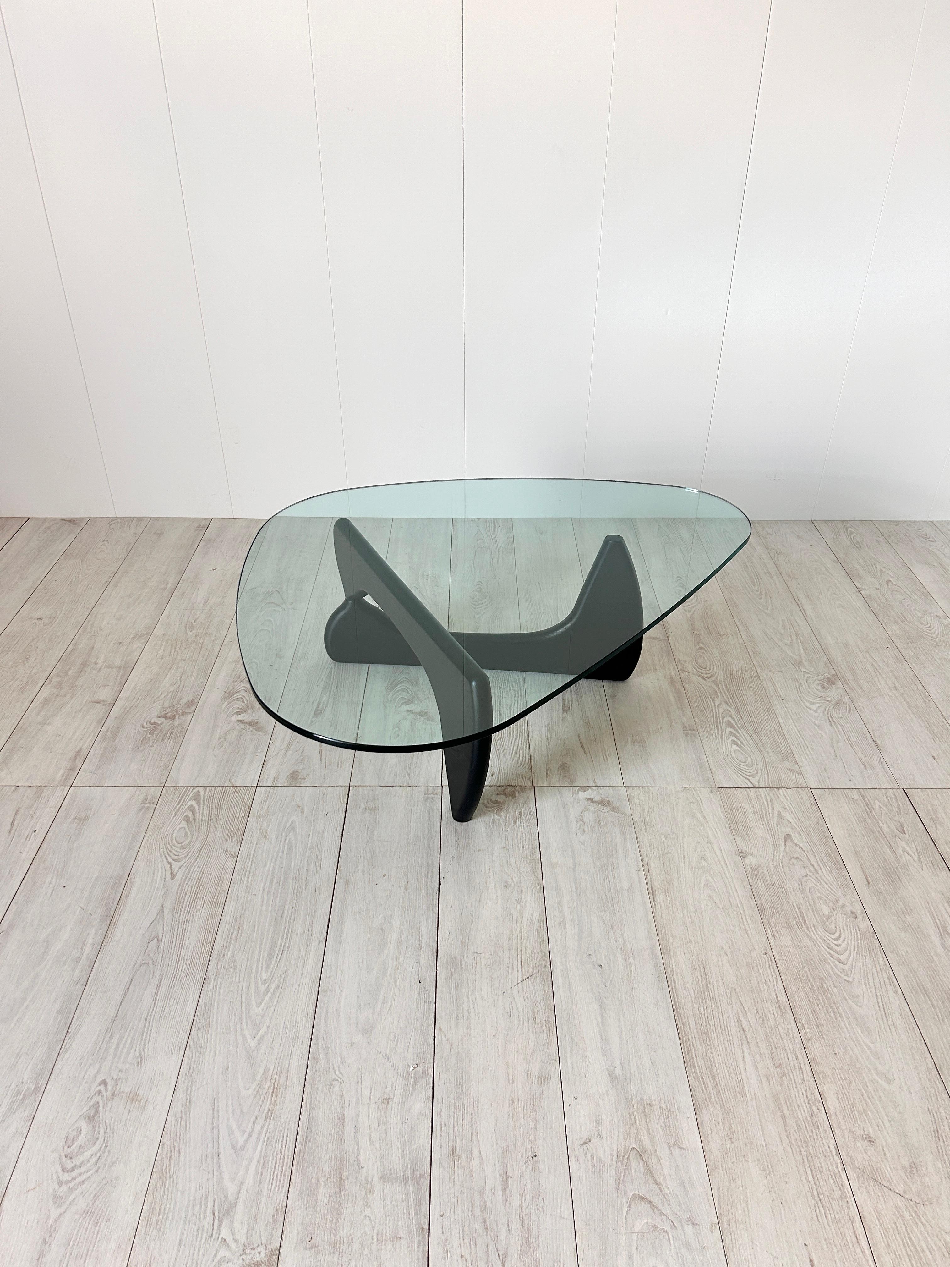 El escultor y diseñador Isamu Noguchi ha descrito Coffee Table como su mejor pieza de diseño de mobiliario; de hecho, recuerda a las esculturas biomórficas de bronce y mármol realizadas por el artista en la misma época, trasladando sus formas