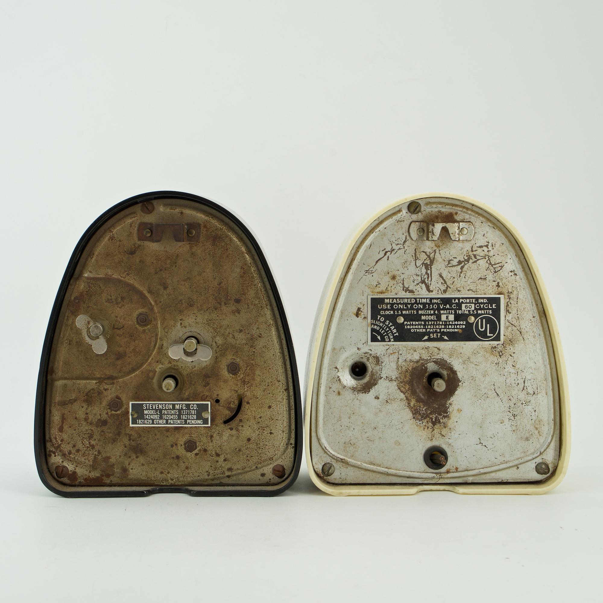 1940er Isamu Noguchi Schwarz-Weiß-Schleifenuhr Modernistisches japanisches Industriedesign im Zustand „Starke Gebrauchsspuren“ im Angebot in Hyattsville, MD