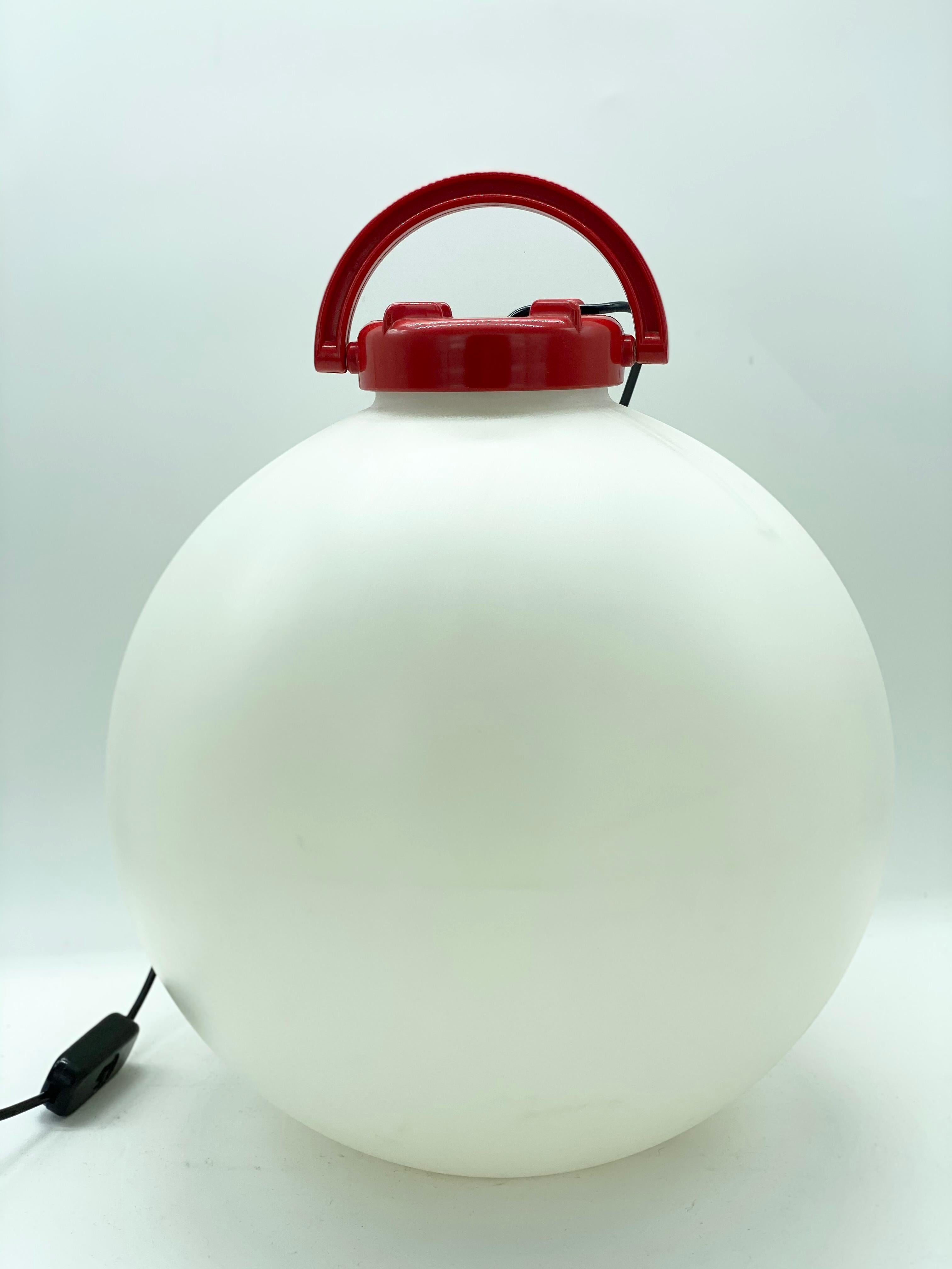 Tama model lamp designed by Isiao Hosoe for Valenti in the years 1975.
In polyethylene with white lamp holder and red plastic handle. It can be used both as a table and floor lamp
Original electrical system, marked on the cap.