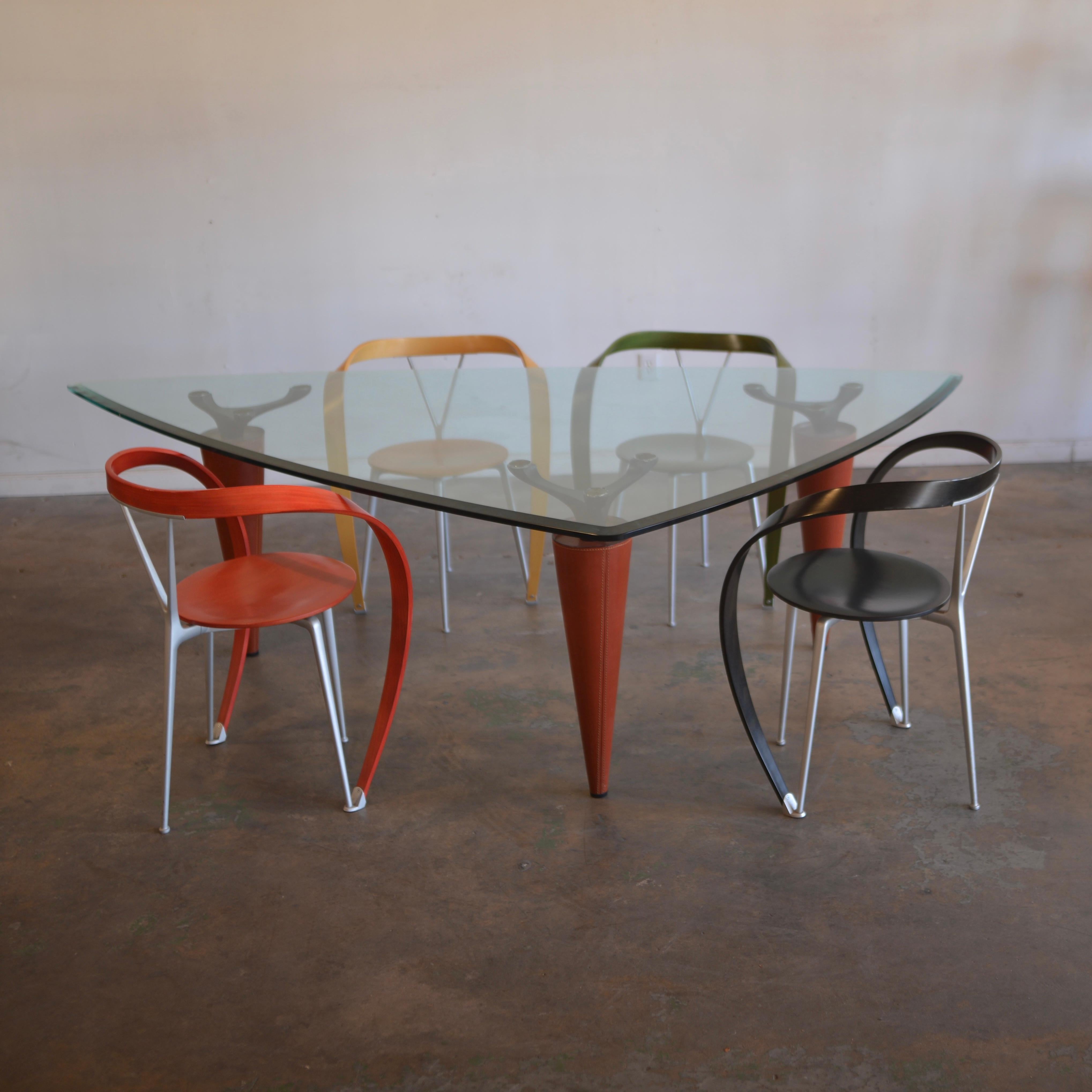 Oskar 705 Scalene Dreieckiger Tisch von Cassina. Entworfen von Isao Hosoe im Jahr 1991. Die Tischplatte aus Kristallglas wird von drei konischen Beinen getragen, die mit russischem, rotem Sattelleder gepolstert sind. Der Tisch wurde nach dem
