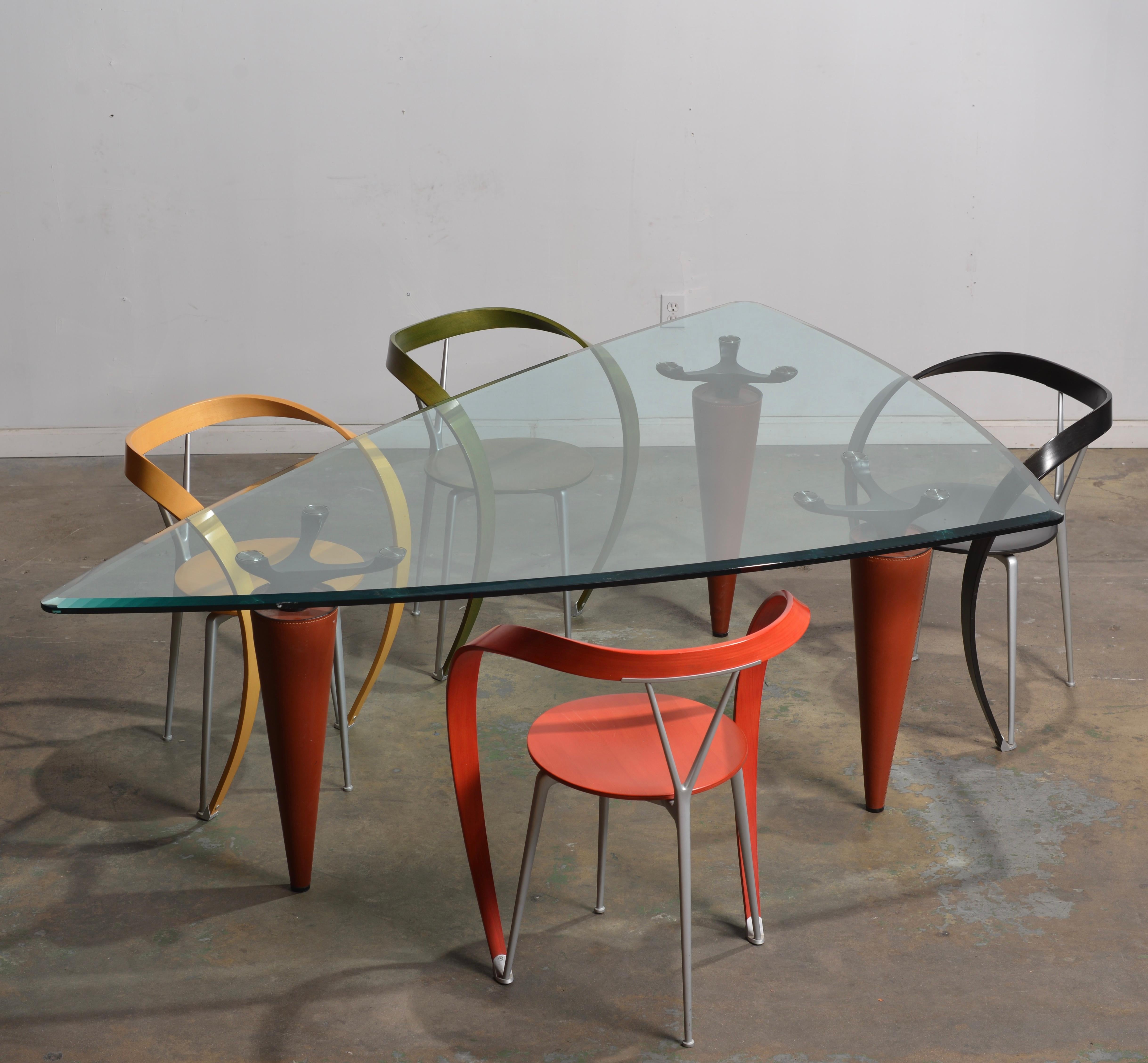 Postmoderne  Table triangulaire Scalene Isao Hosoe Oskar 705 par Cassina en vente