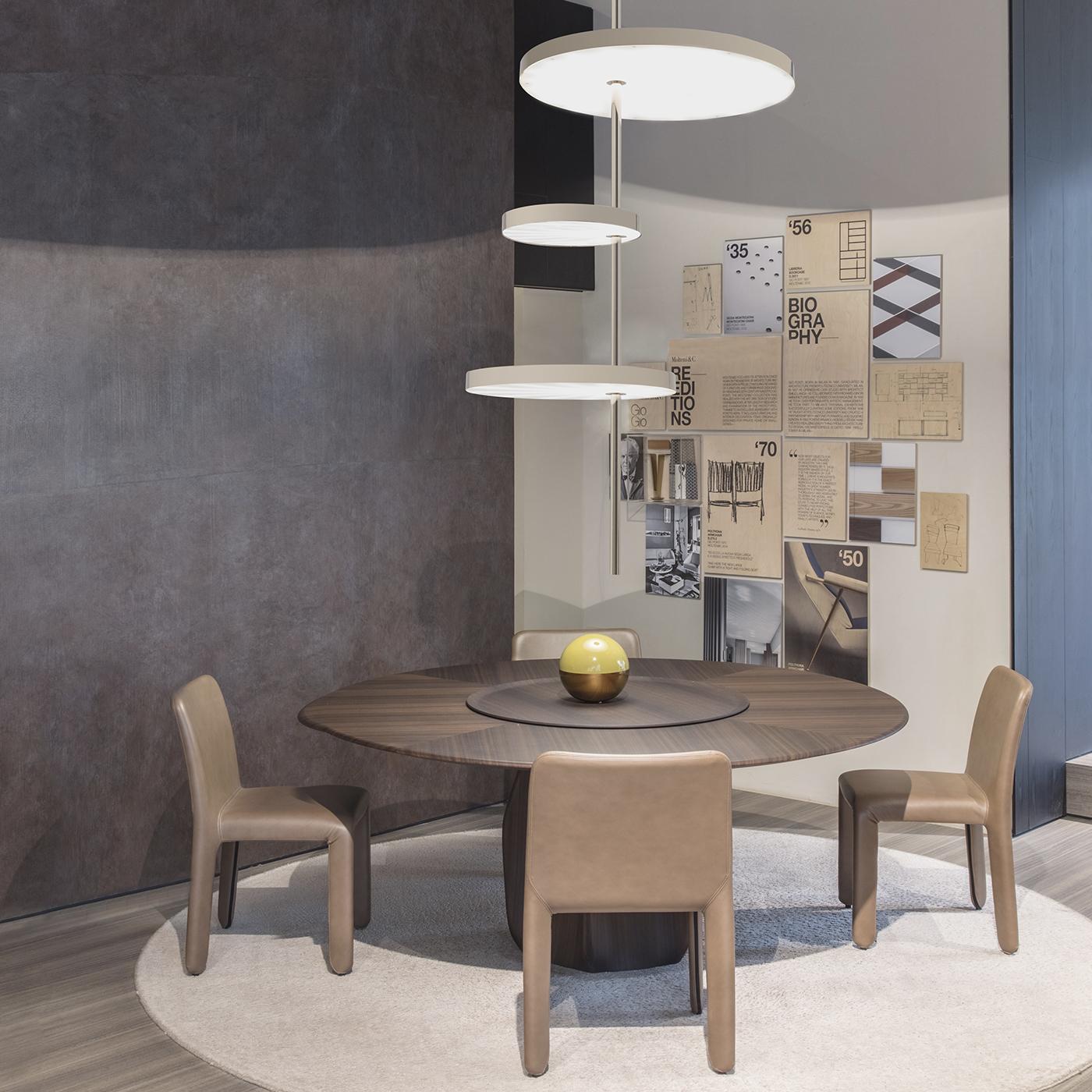This unique ceiling lamp, part of the Iscar collection, combines traditional mouth-blown Murano glass shades with a polished chrome-finished metal structure, creating an effect that is dynamic and modern and will make a sophisticated statement in