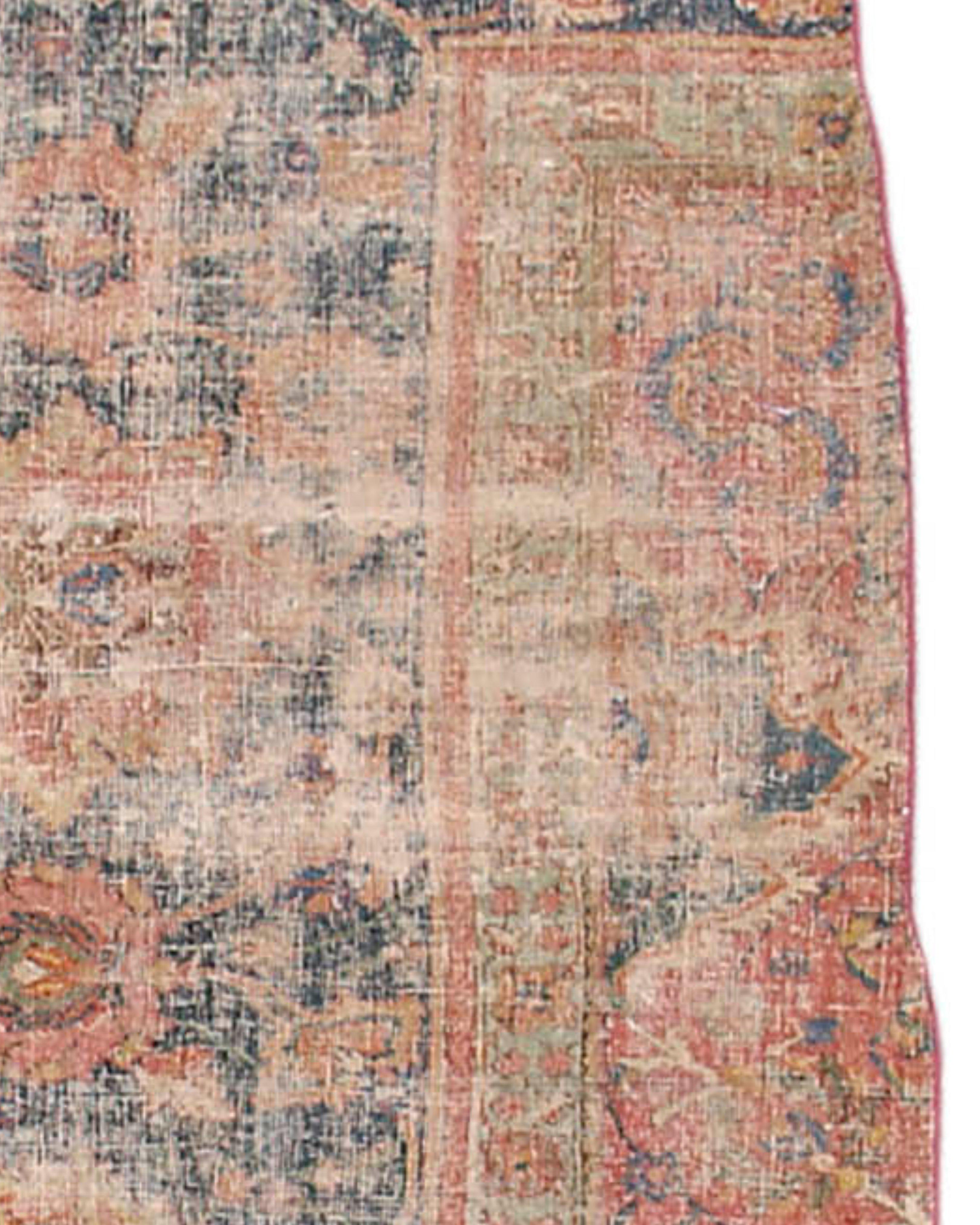 Fragment-Teppich von Isfahan, 17. Jahrhundert

Isfahan-Teppiche sind für ihre komplizierten Muster bekannt, die oft florale und arabeske Motive aufweisen, die von der Architektur der Stadt inspiriert sind. Häufig sind auch zentrale Medaillons, Vasen