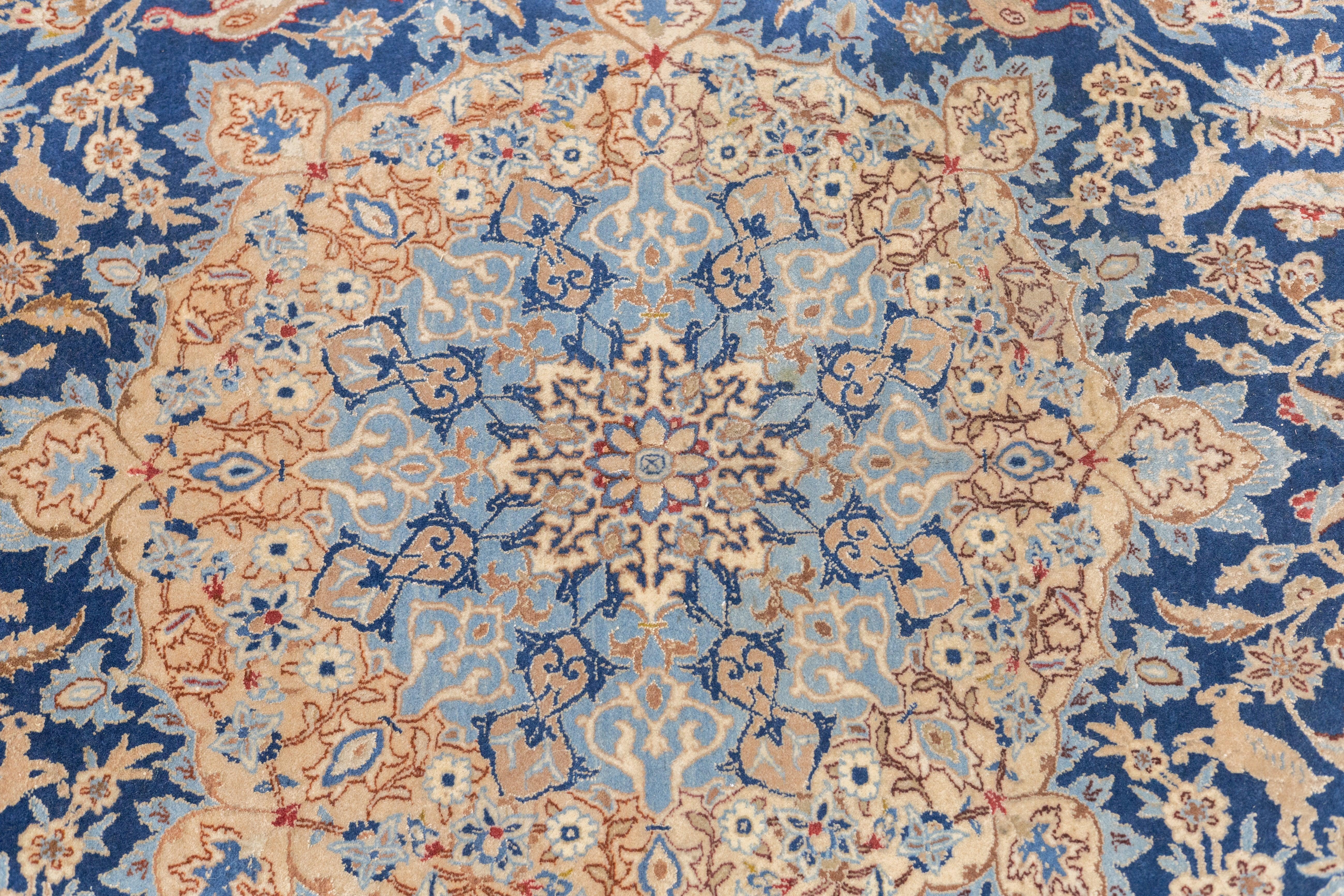 Isfahan Extremely Fine Wool & Silk Foundation. Signierter Teppich 5'3'' x 9'2'' im Angebot 5