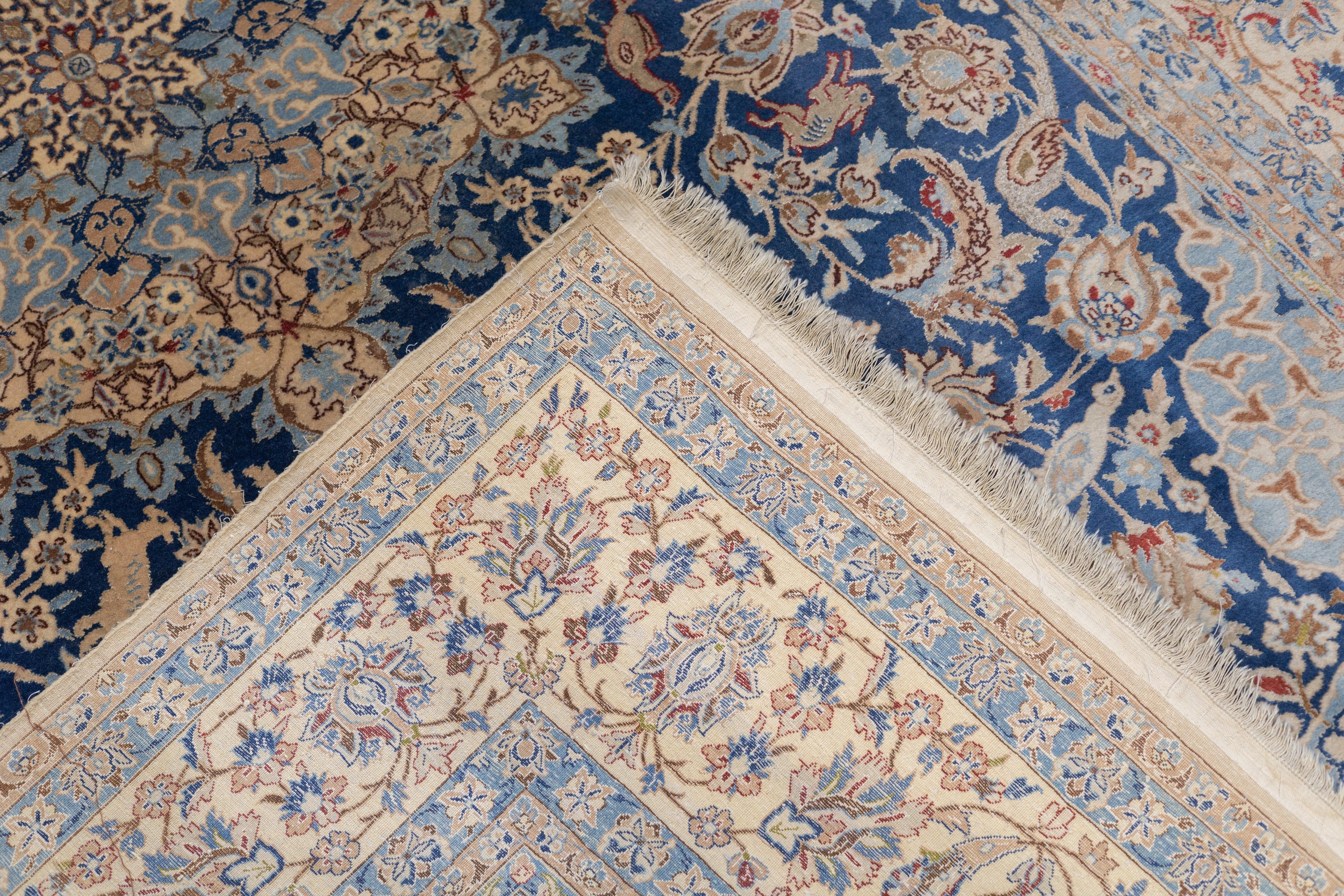 Isfahan Extremely Fine Wool & Silk Foundation. Signierter Teppich 5'3'' x 9'2'' im Angebot 8