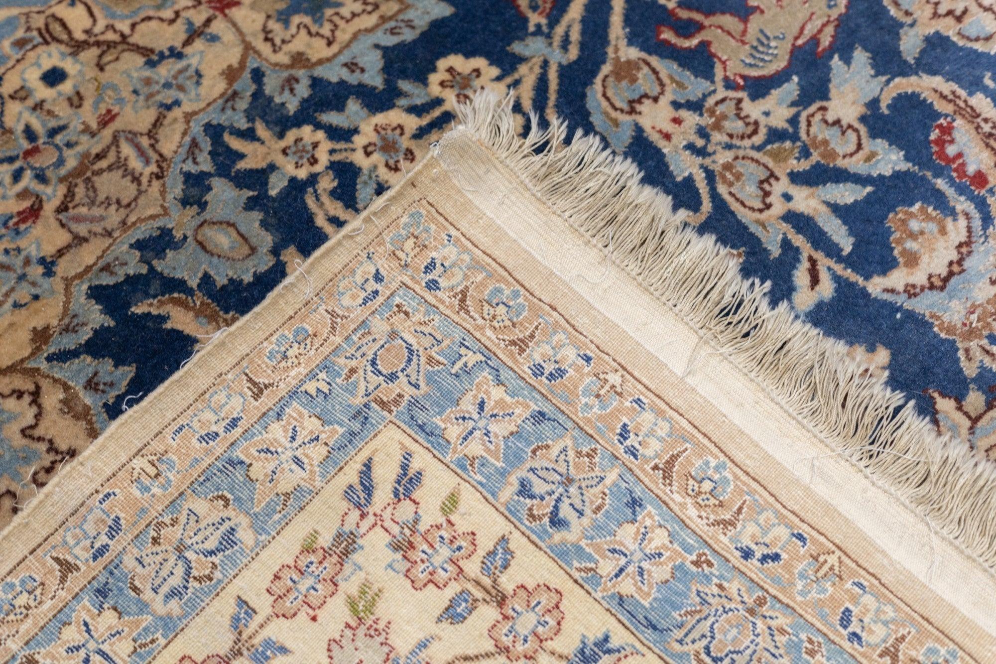 Isfahan Extremely Fine Wool & Silk Foundation. Signierter Teppich 5'3'' x 9'2'' im Angebot 9