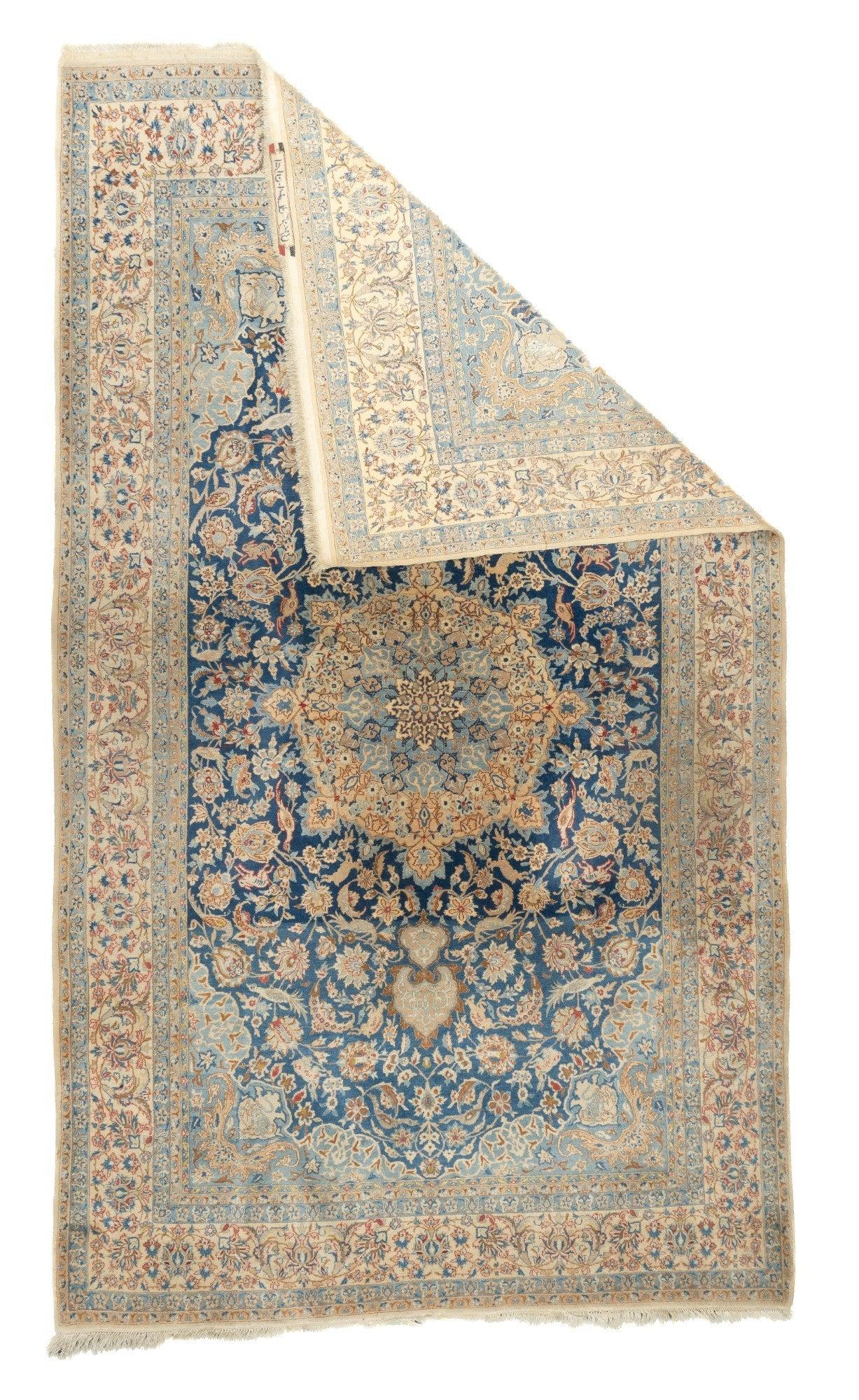 Isfahan Extremely Fine Wool & Silk Foundation. Signed Rug 5'3'' x 9'2''. Die malerische, alte persische Hauptstadt, die seit dem frühen 20. Jahrhundert feine oder sehr feine Streuteppiche bis hin zu großen Teppichen gewebt hat, oft in komplexen