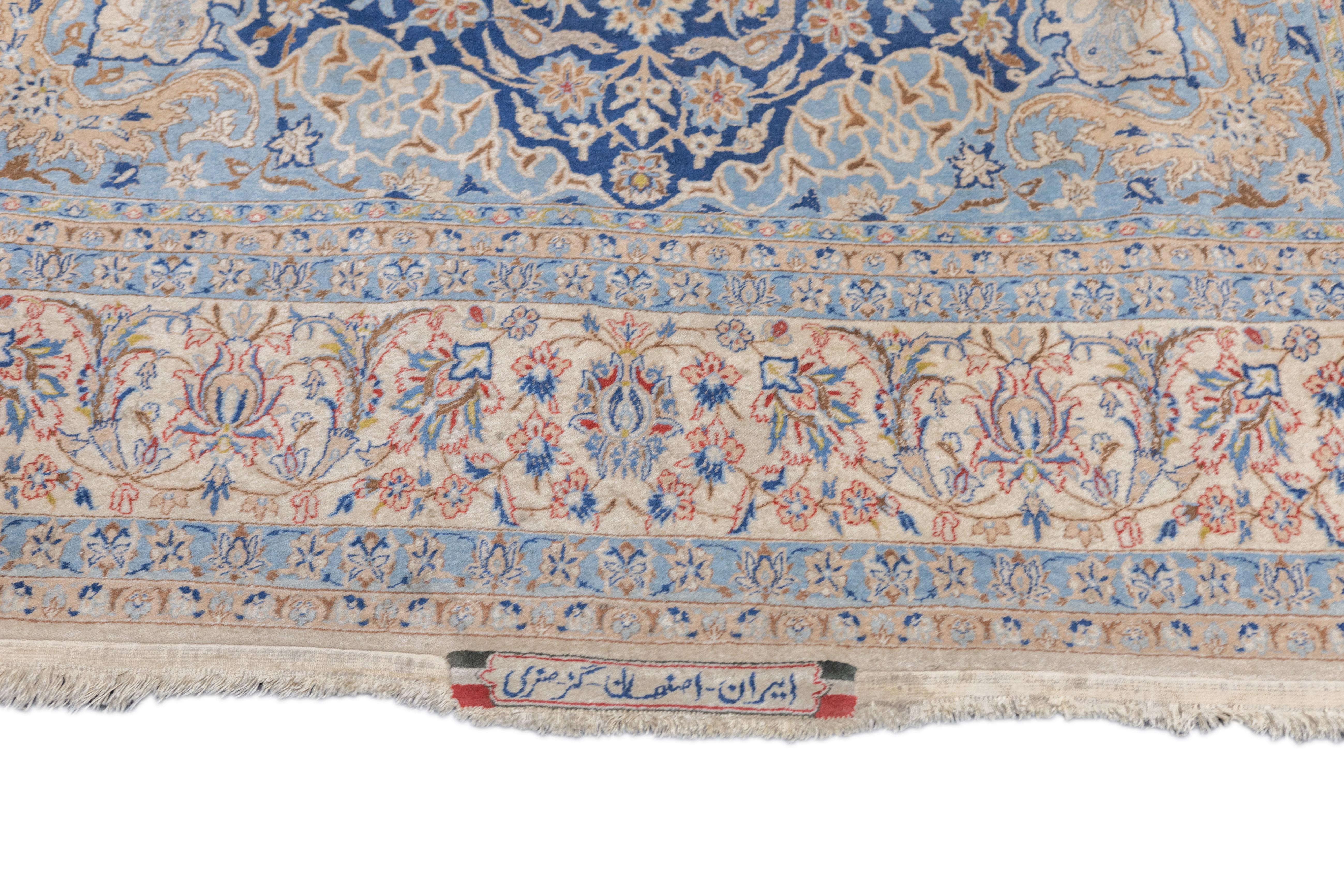 Isfahan Extremely Fine Wool & Silk Foundation. Signierter Teppich 5'3'' x 9'2'' im Zustand „Hervorragend“ im Angebot in New York, NY