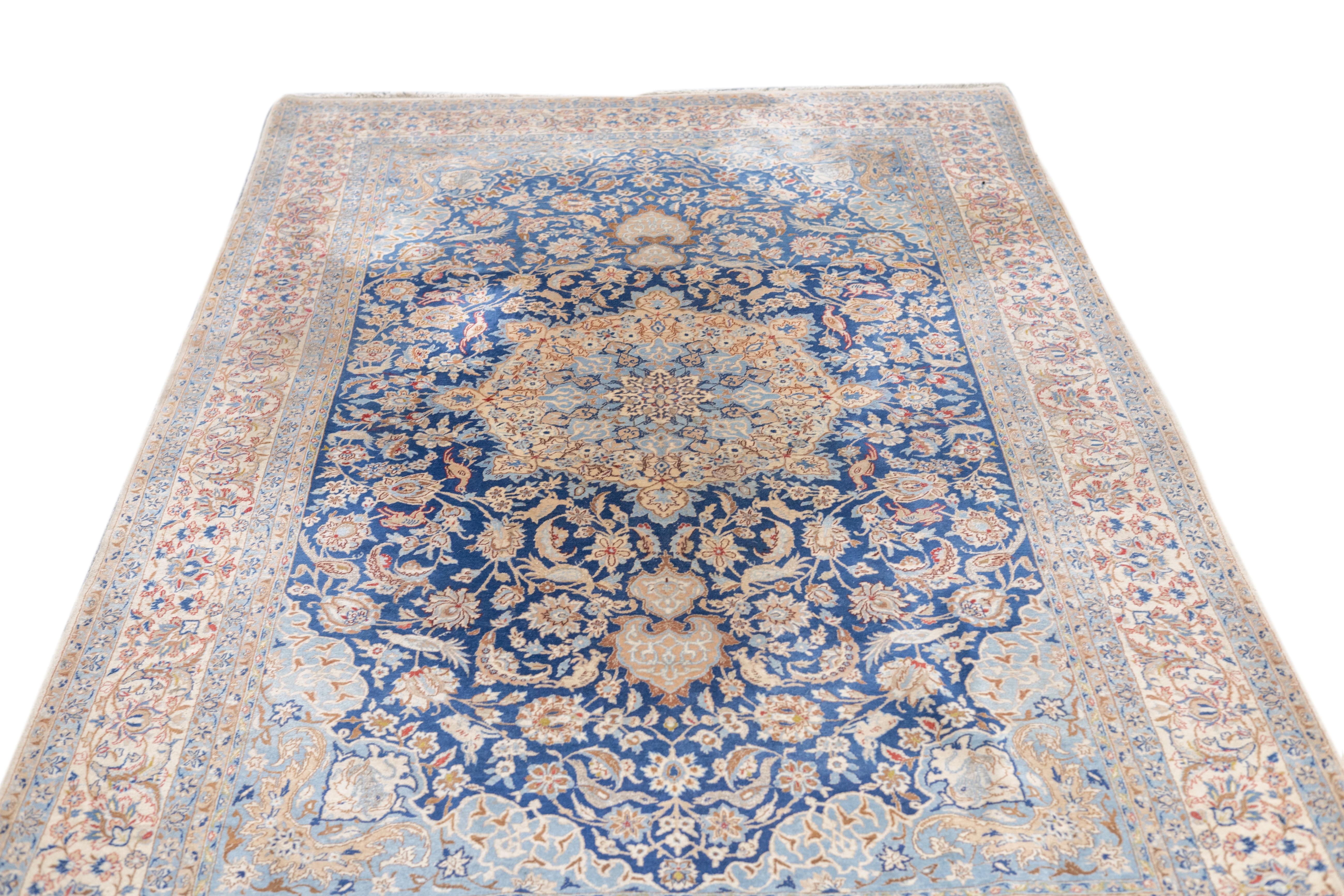 Isfahan Extremely Fine Wool & Silk Foundation. Signierter Teppich 5'3'' x 9'2'' (Wolle) im Angebot