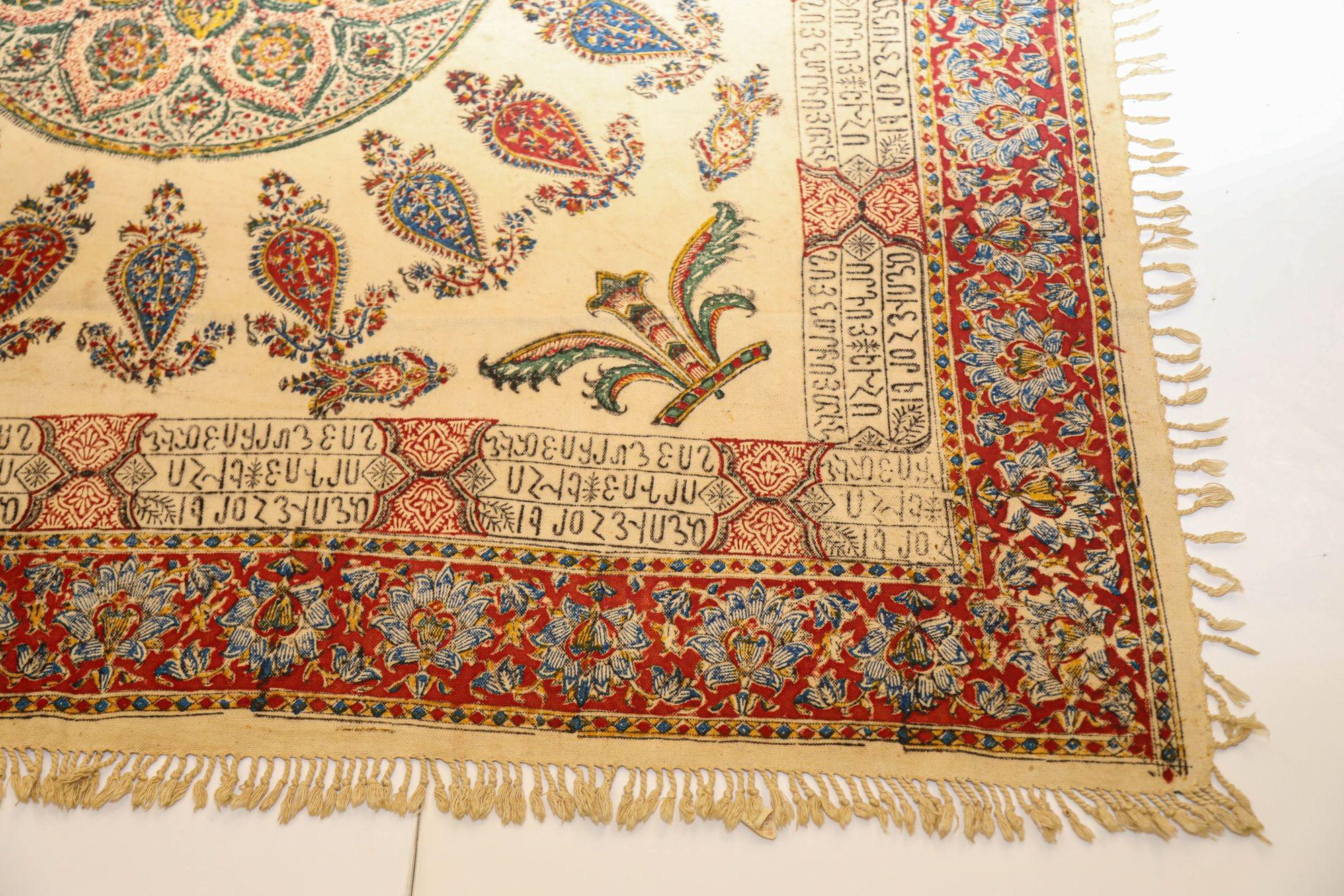 Vintage grand carré Isfahan bloc imprimé à la main coton tissu couvre-lit ou mur Hanging Textile ou nappe.
Isfahan Ghalamkar Persian Paisley Kalamkari textile bloqué à la main teintures végétales et d'oxyde de fer sur coton.
Le tissu en coton est