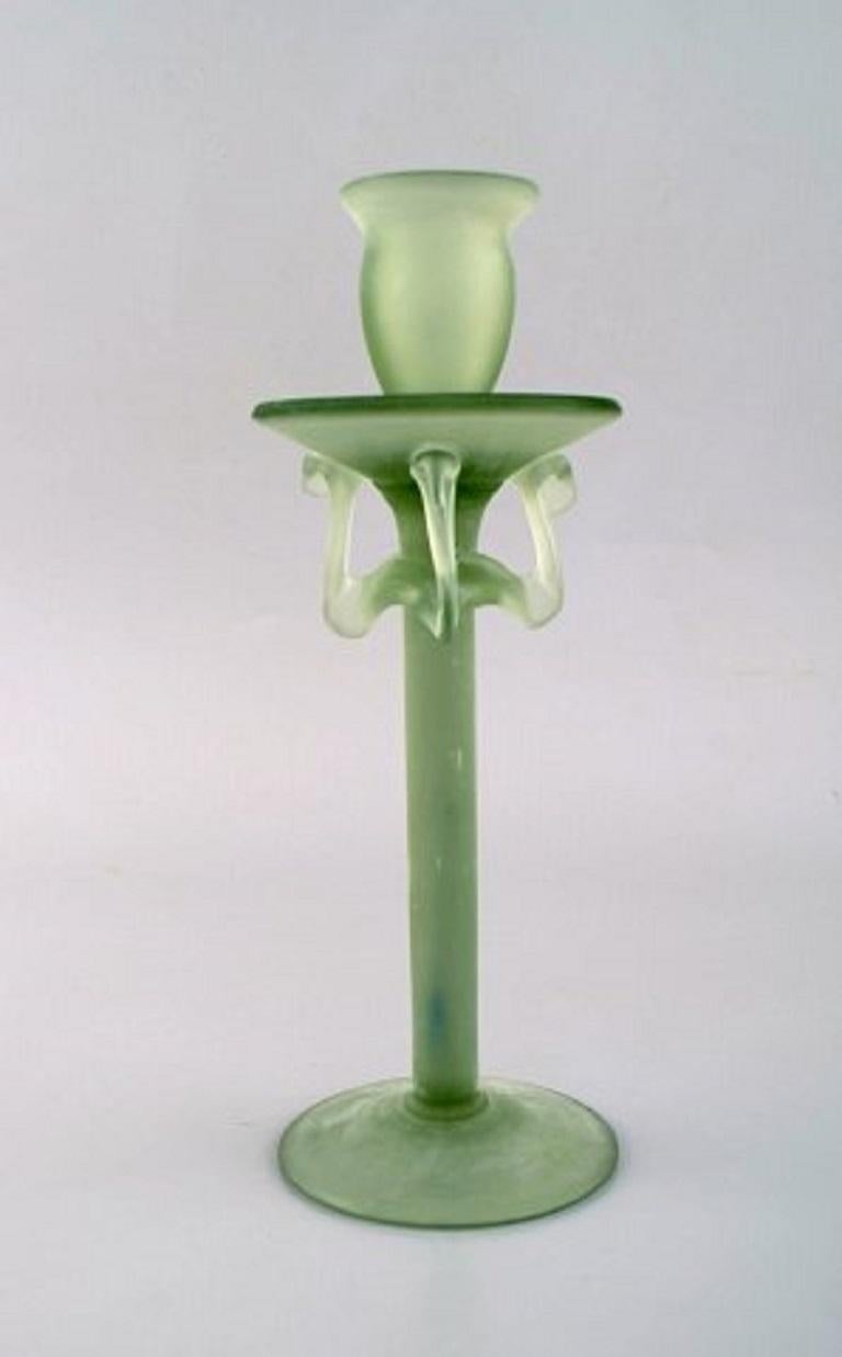 Isfahan glass. Two candlesticks in green frosted art glass, late 20th century.
Measures: 22.5 x 8.5 cm.
In very good condition.
         