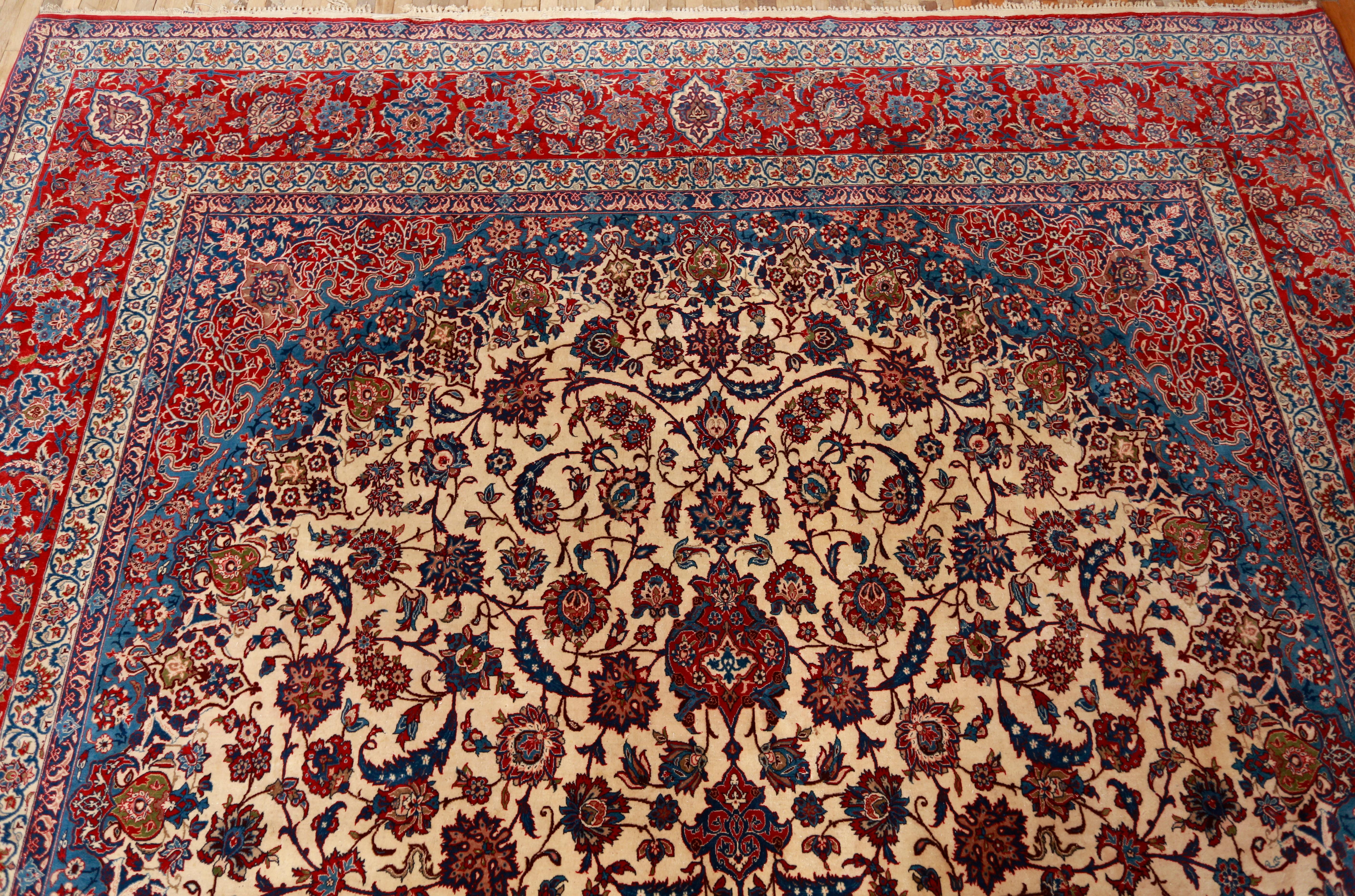 Isfahan Persian carpet 400 X 260 cm million knots per m2

Hand-knotted Persian carpet in top quality with a weave density of 1,000,000 knots per m2. Cork wool on a silk warp. A collectible rug that is a good investment - pieces like this are rarely