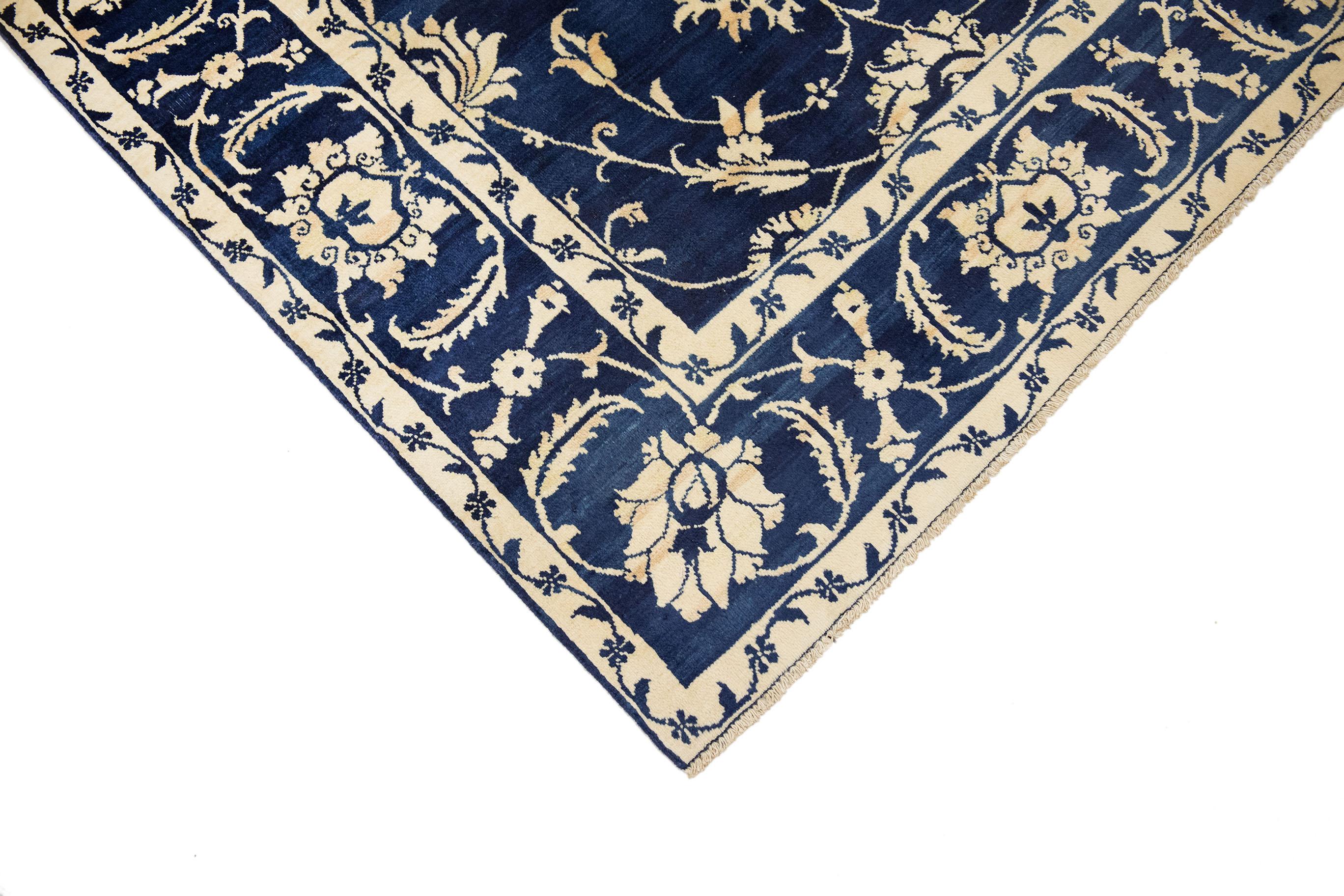 Tapis d'Ispahan (2,8 x 2,4 m, 1990). Détails exquis (noués à la main). Bon état - En vente à North Bergen, NJ