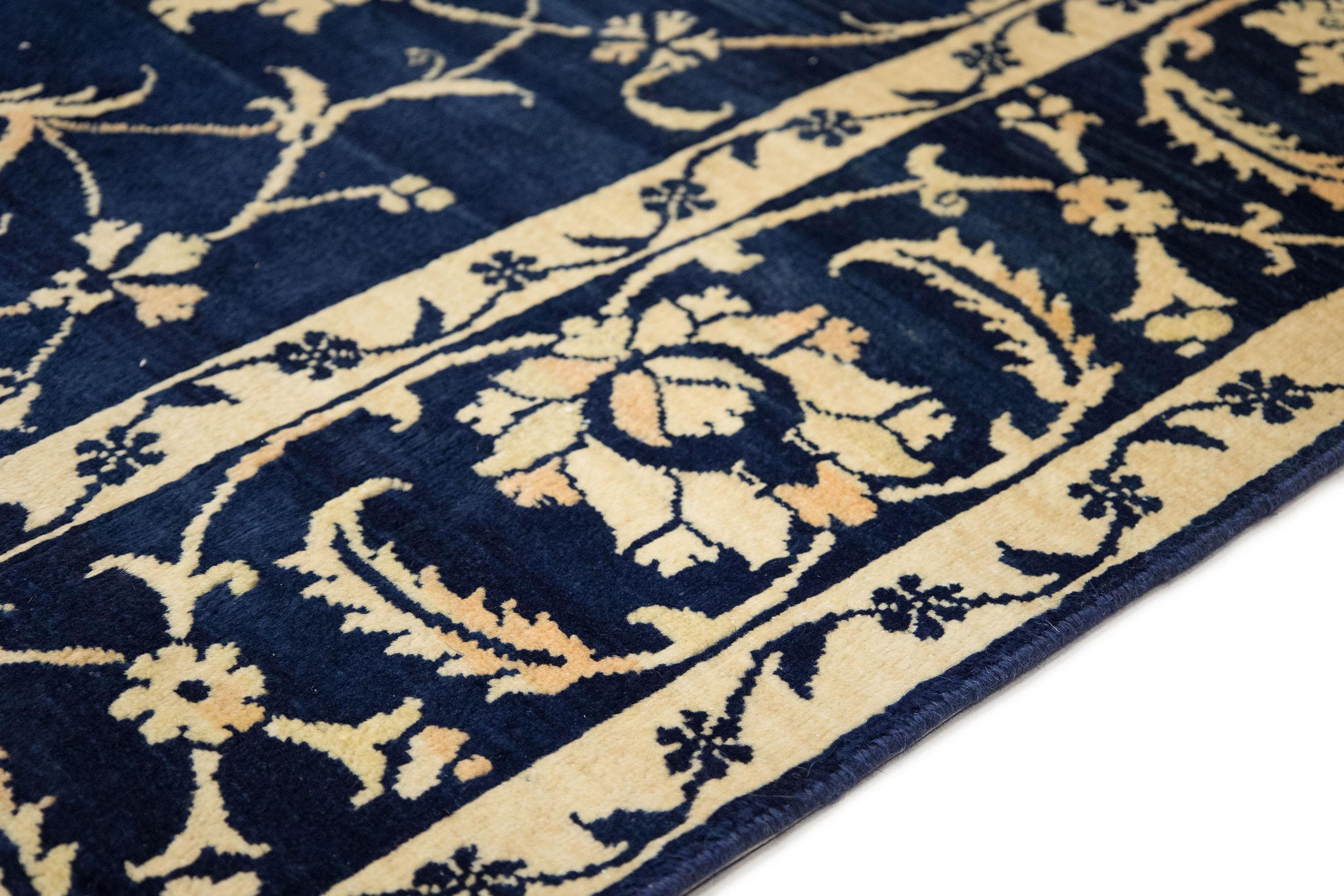 20ième siècle Tapis d'Ispahan (2,8 x 2,4 m, 1990). Détails exquis (noués à la main). en vente
