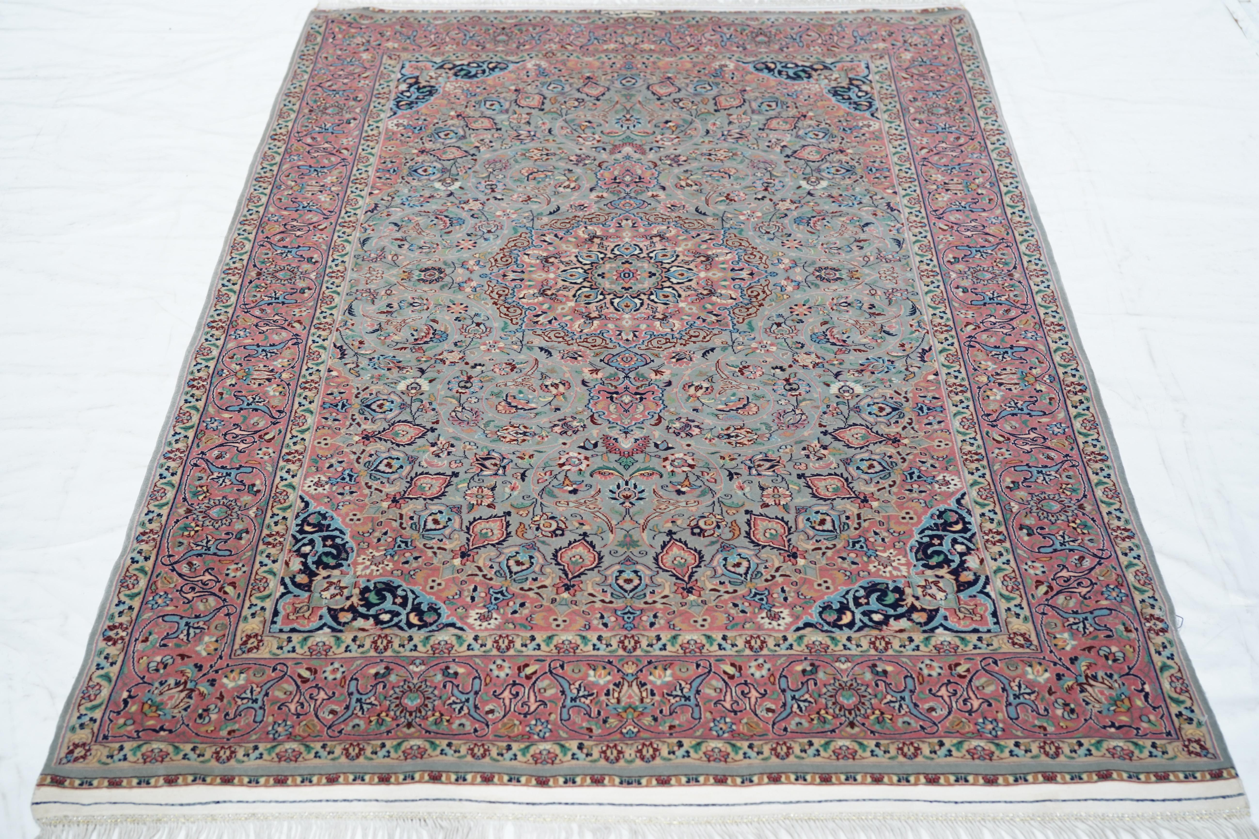 Alfombra Vintage Isfahan 3'4'' x 5'2'' en venta 4