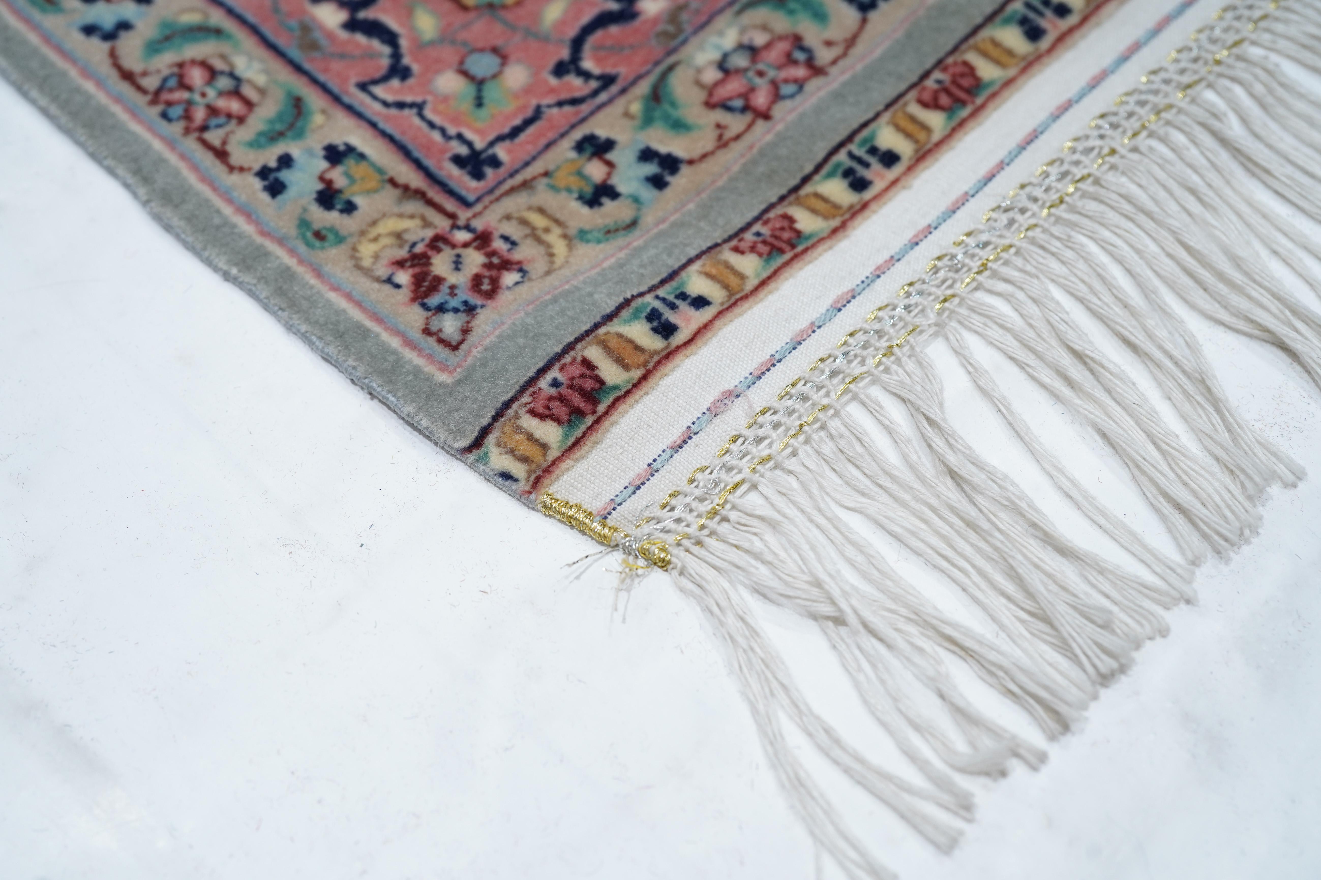 Alfombra Vintage Isfahan 3'4'' x 5'2'' mediados del siglo XX en venta