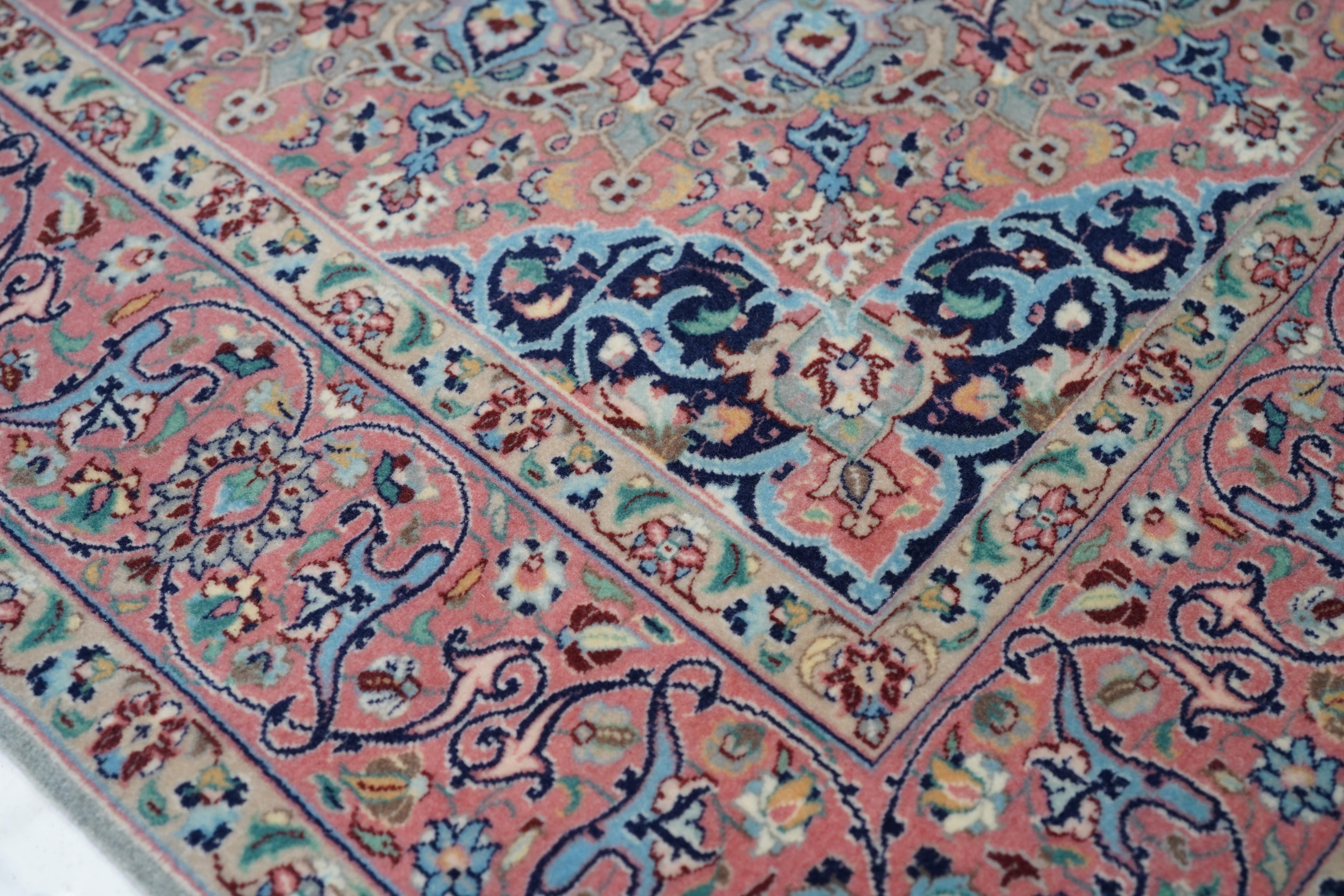 Alfombra Vintage Isfahan 3'4'' x 5'2'' en venta 1