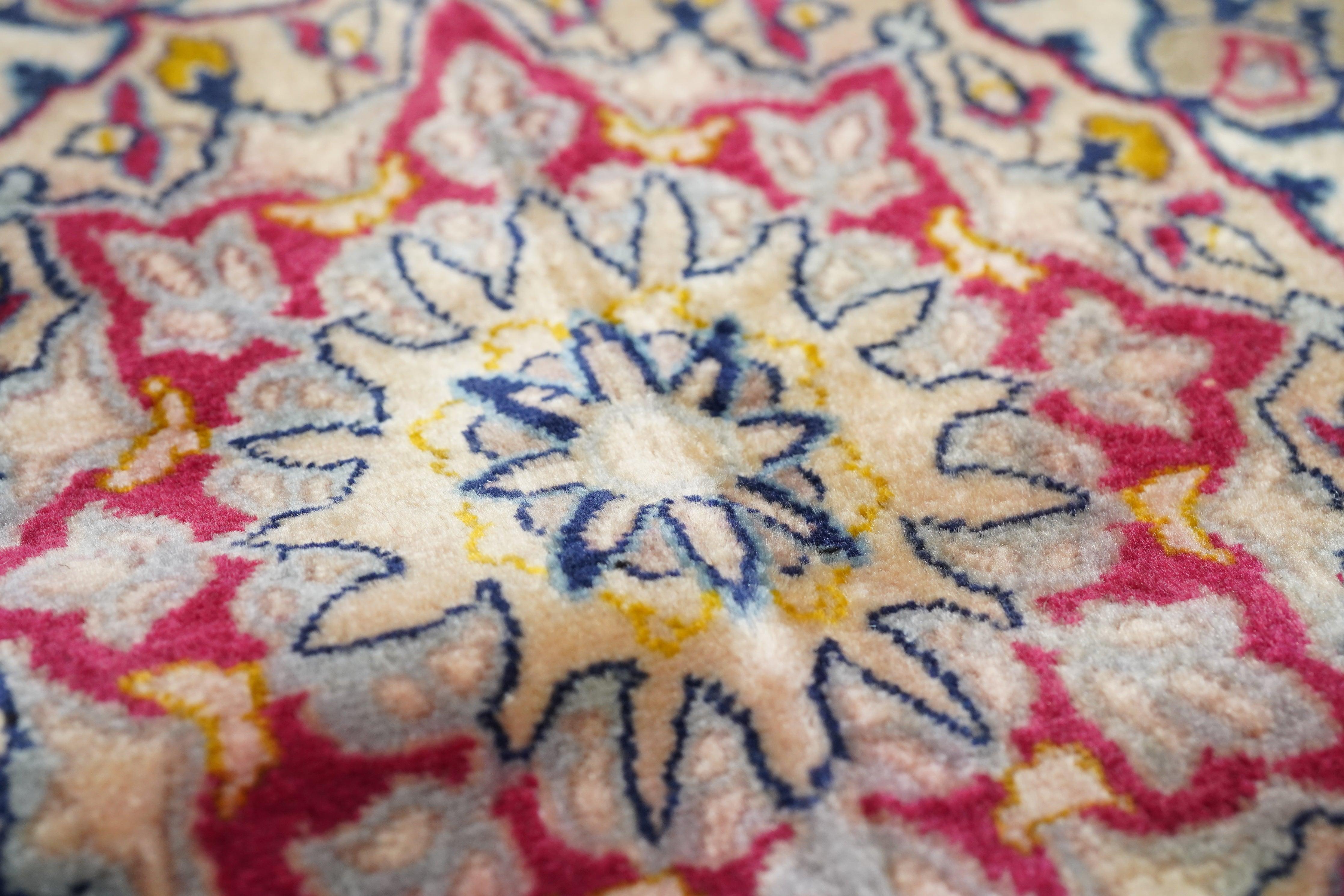 Isfahan-Teppich 3'6'' x 5'11'' im Zustand „Hervorragend“ im Angebot in New York, NY