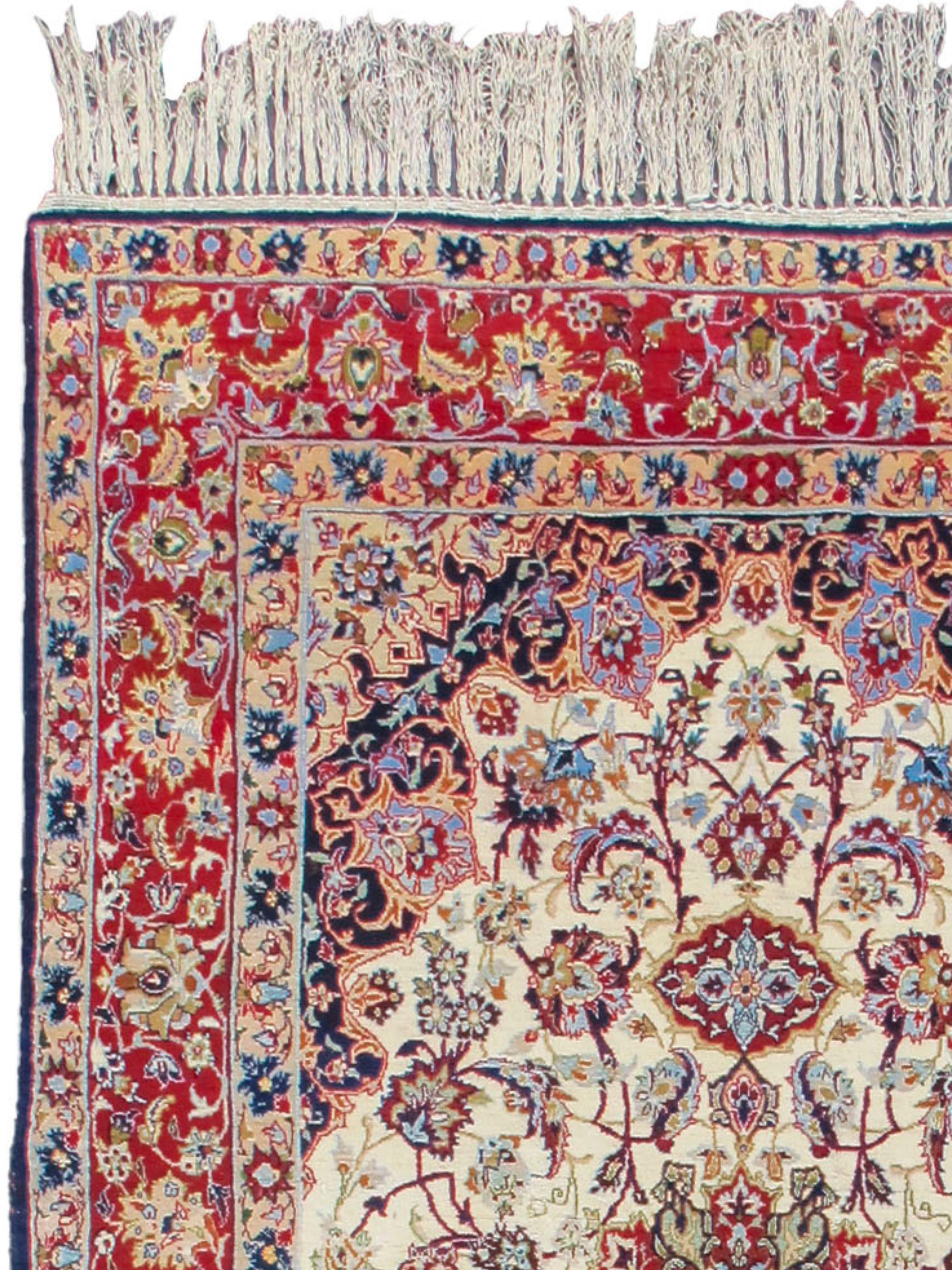 Isfahan-Teppich, Mitte des 20. Jahrhunderts im Zustand „Hervorragend“ im Angebot in San Francisco, CA