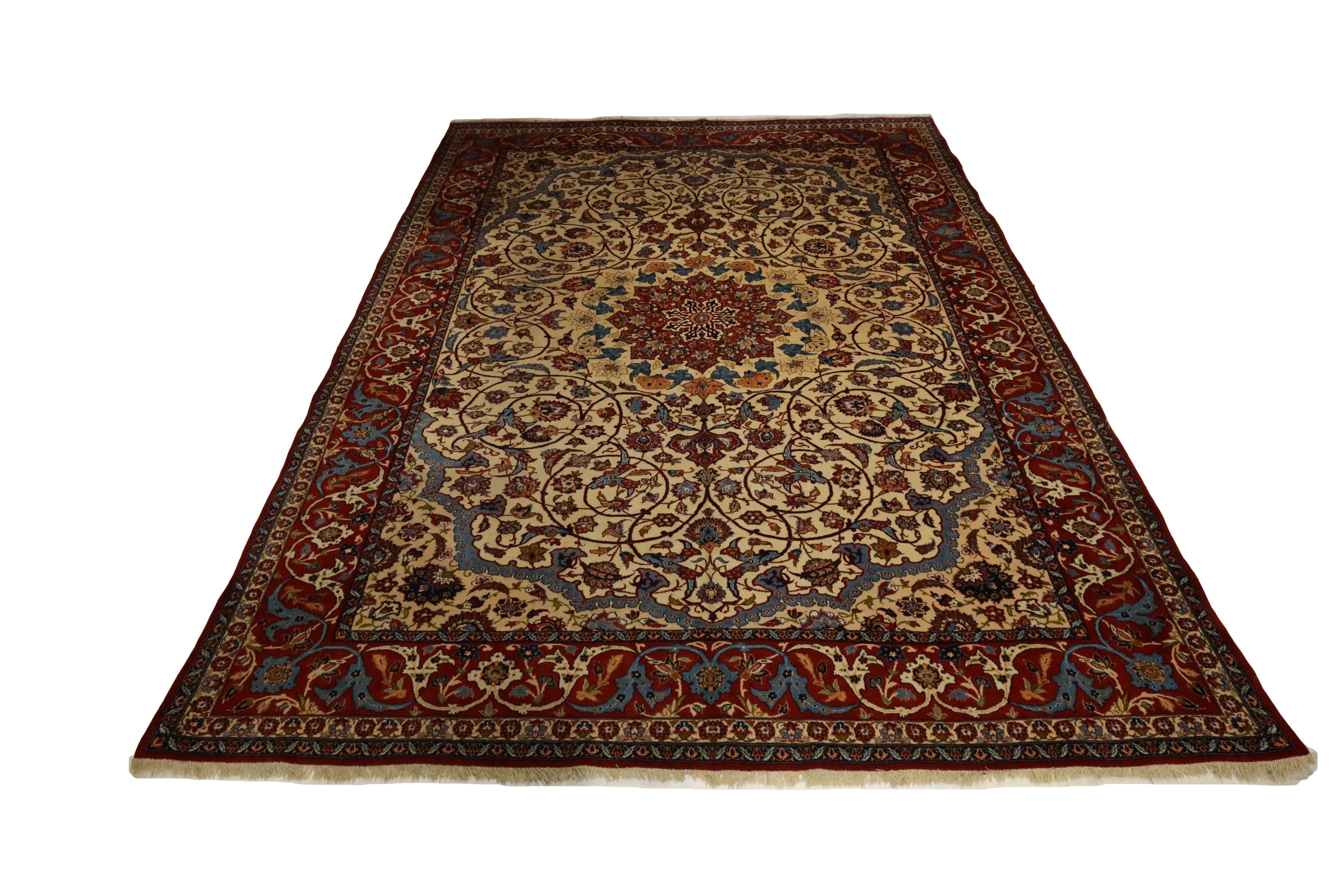Ce superbe tapis d'Ispahan est un véritable témoignage de l'art et de l'artisanat du tissage des tapis persans. Il offre un mélange de motifs complexes et de couleurs apaisantes qui apportent chaleur et sophistication à n'importe quelle pièce. Le