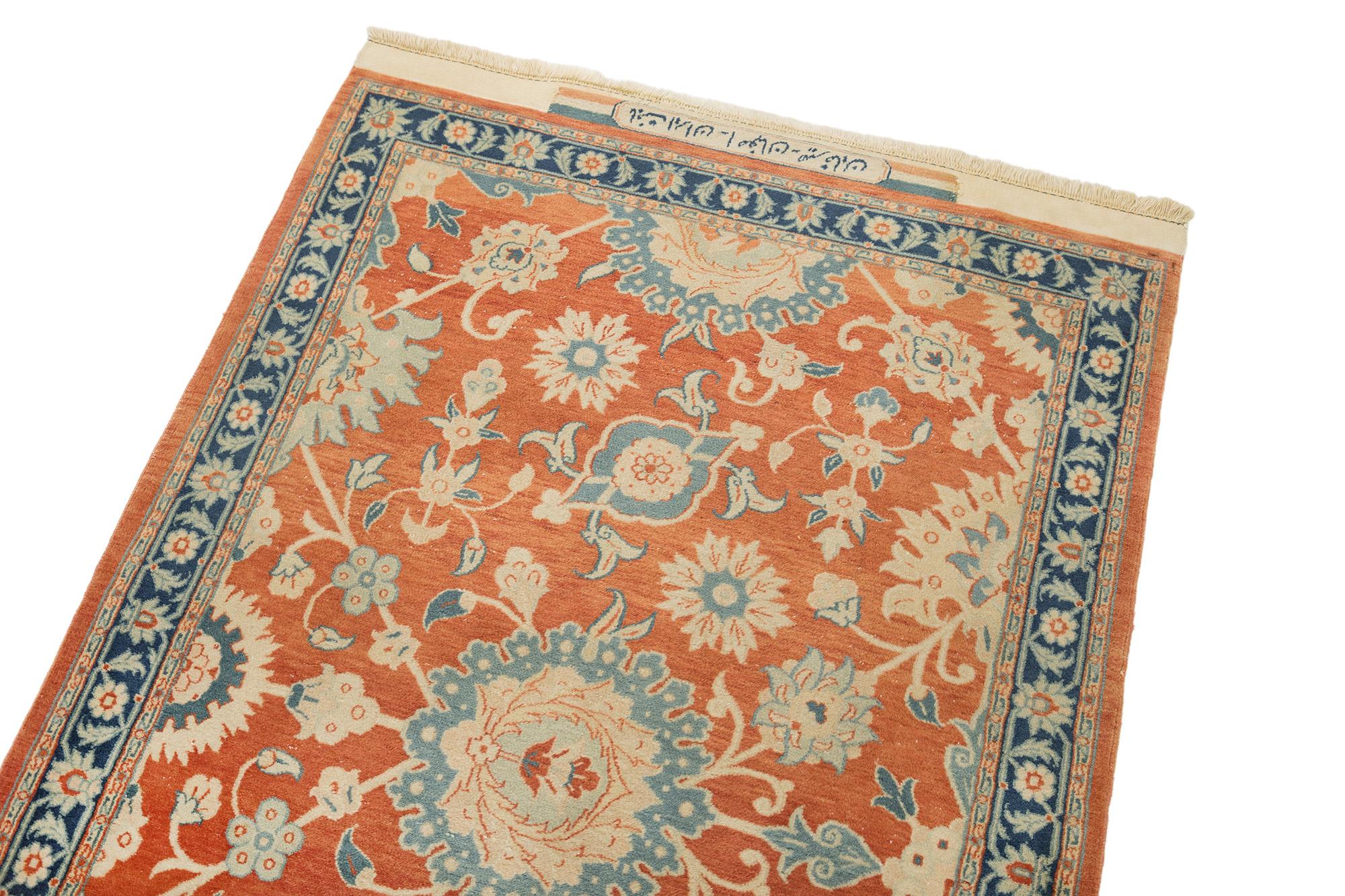 Isfahan Seyrafian Collection Läufer, handgeknüpft, 13,4 × 3,3 Fuß - rot und blau (Handgeknüpft) im Angebot