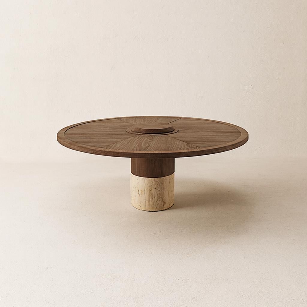 La Mesa baja Ishi reúne la fuerza bruta de la piedra y la calidez de la madera en una forma equilibrada y atemporal. La base de travertino dota a la pieza de una presencia escultural, mientras que la tapa de nogal añade suavidad y refinamiento