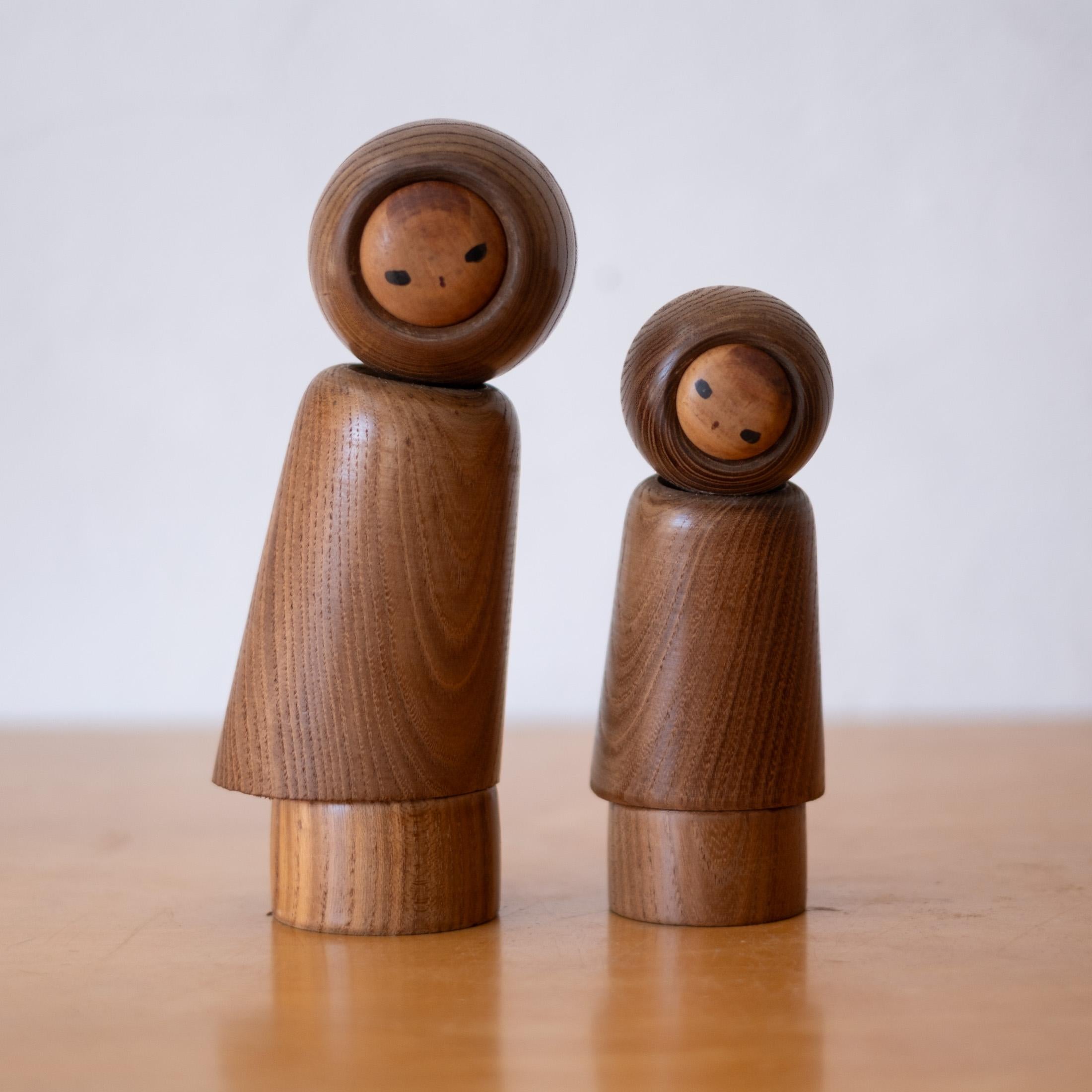 Mid-Century Modern Ishihara Hideo Sculptures de poupées Kokeshi japonaises Signé en vente