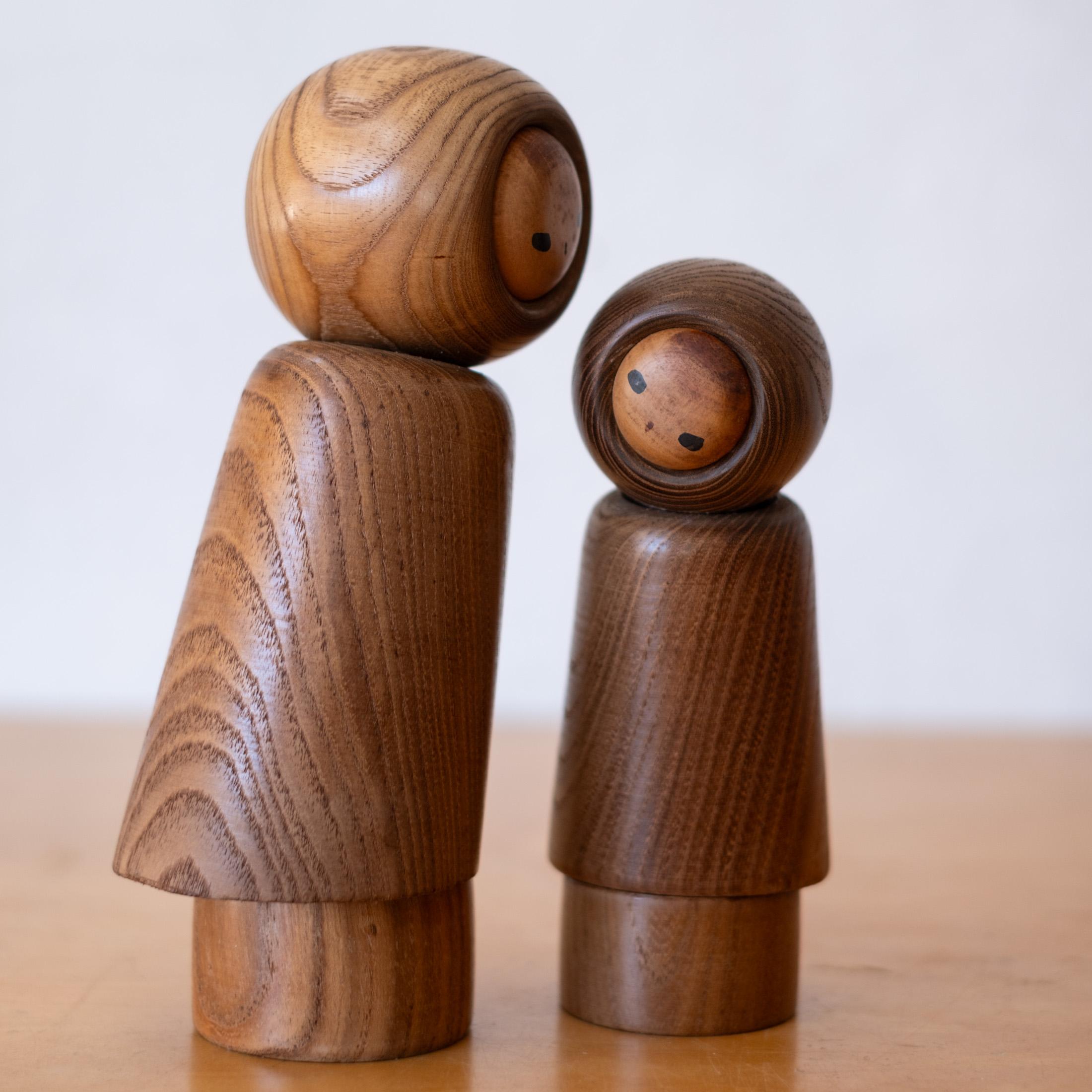 Japonais Ishihara Hideo Sculptures de poupées Kokeshi japonaises Signé en vente
