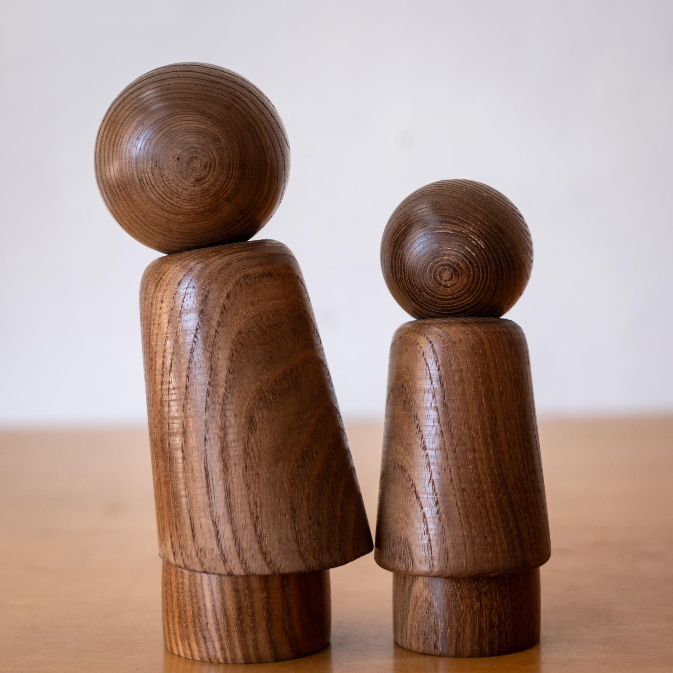 Sculpté à la main Ishihara Hideo Sculptures de poupées Kokeshi japonaises Signé en vente