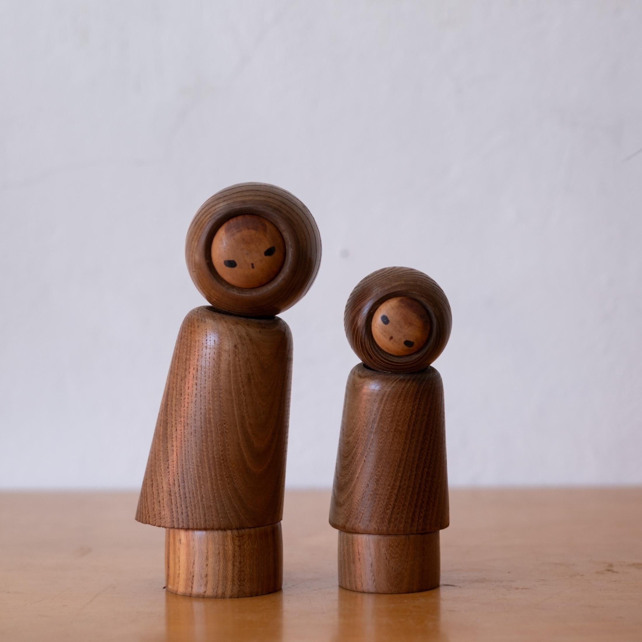 Bois Ishihara Hideo Sculptures de poupées Kokeshi japonaises Signé en vente