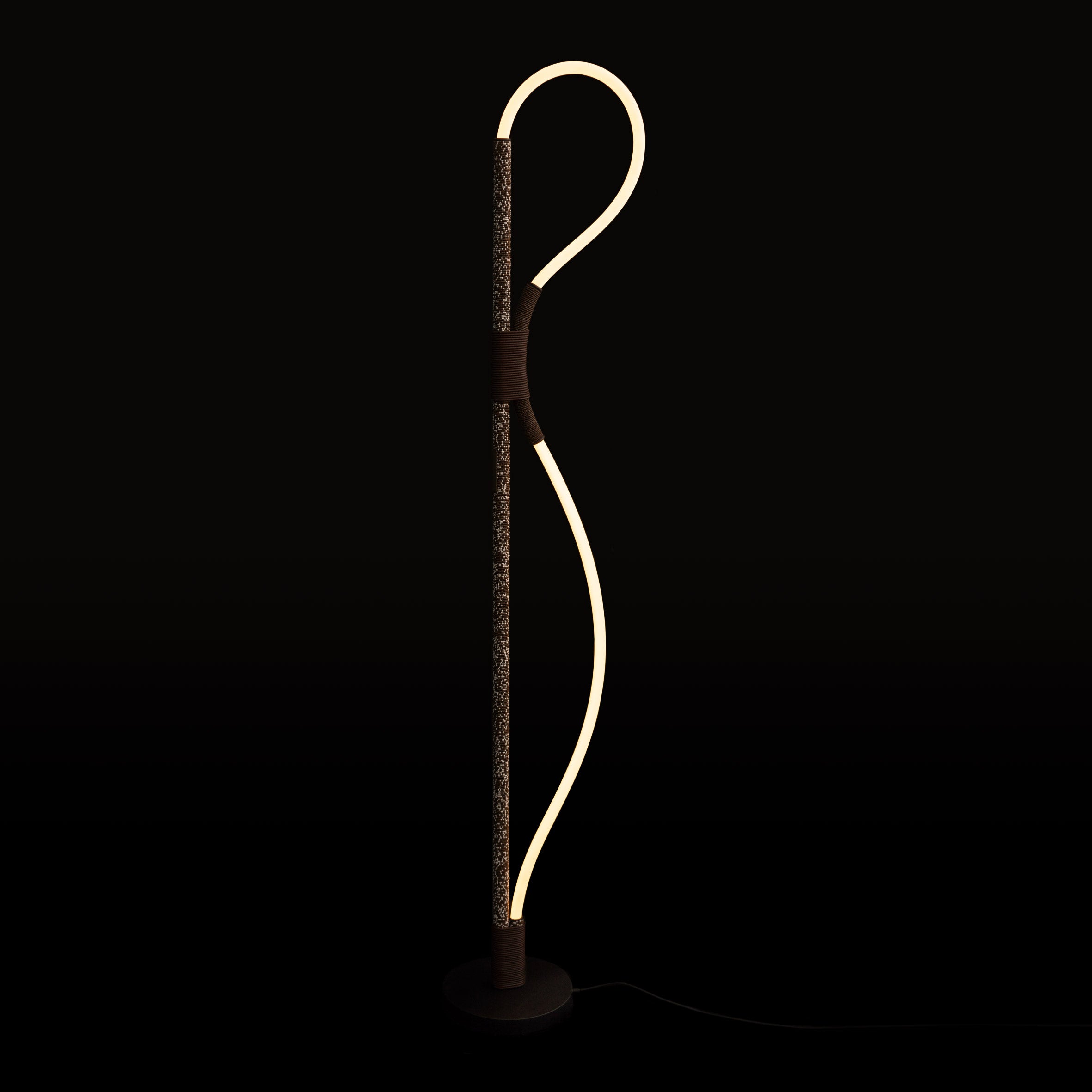 La collection ISIBO d'Arkivio South Africa tisse les fils de l'artisanat africain et de la fonction pour créer un ensemble unique de lampes d'art inspirées des traditions africaines.

Les cadres sculpturaux reprennent des éléments de l'artisanat et