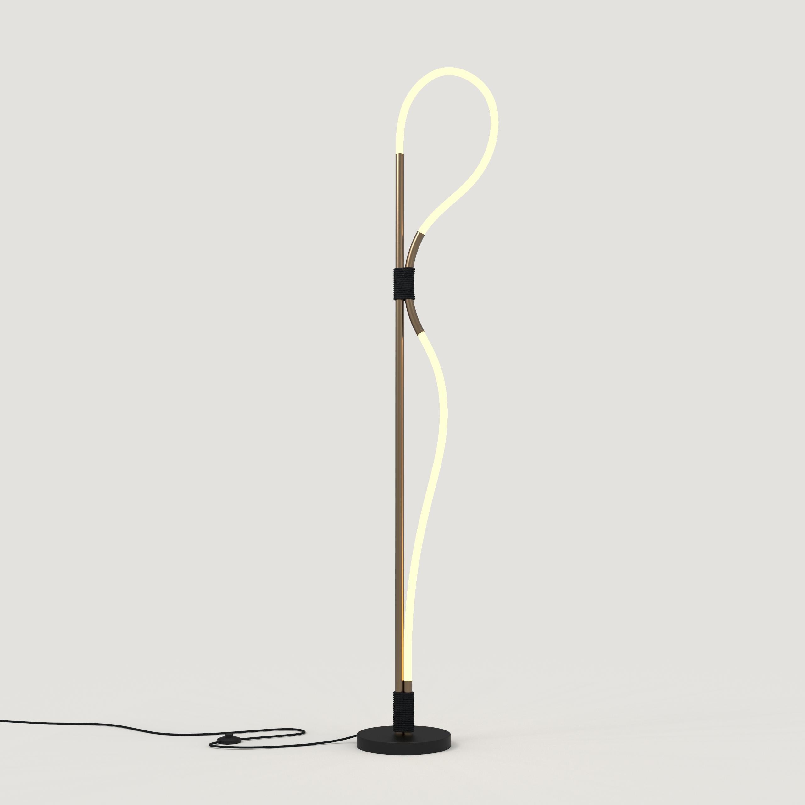 Tribal ISIBO Lampadaire en laiton en vente