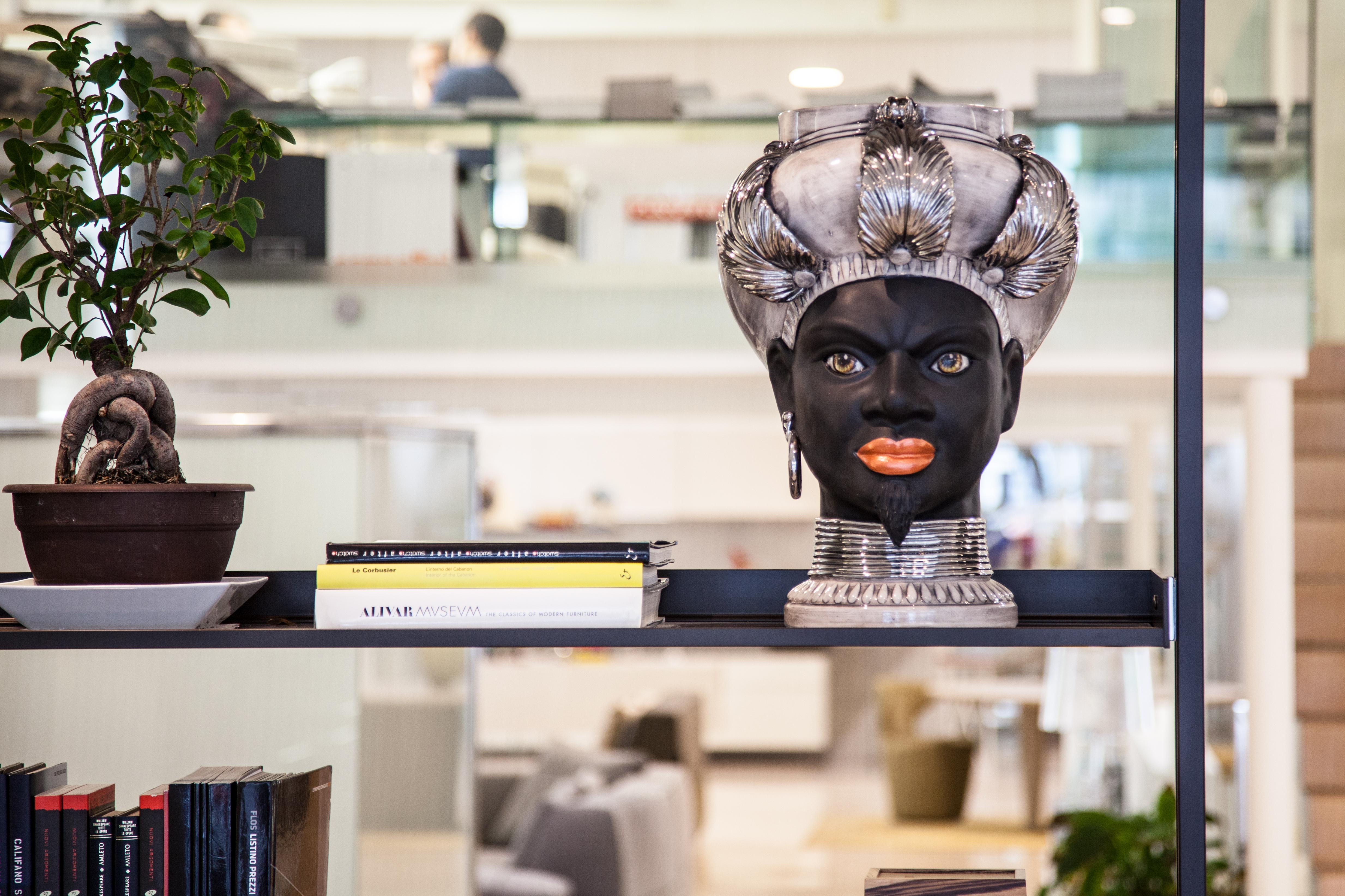 LA COLLECTION
Cette collection offre des idées de décor contemporain à travers des révélations sophistiquées liées à la tradition de la céramique de Caltagirone, des objets d'art qui allient histoire et design.

L'extrême attention portée aux