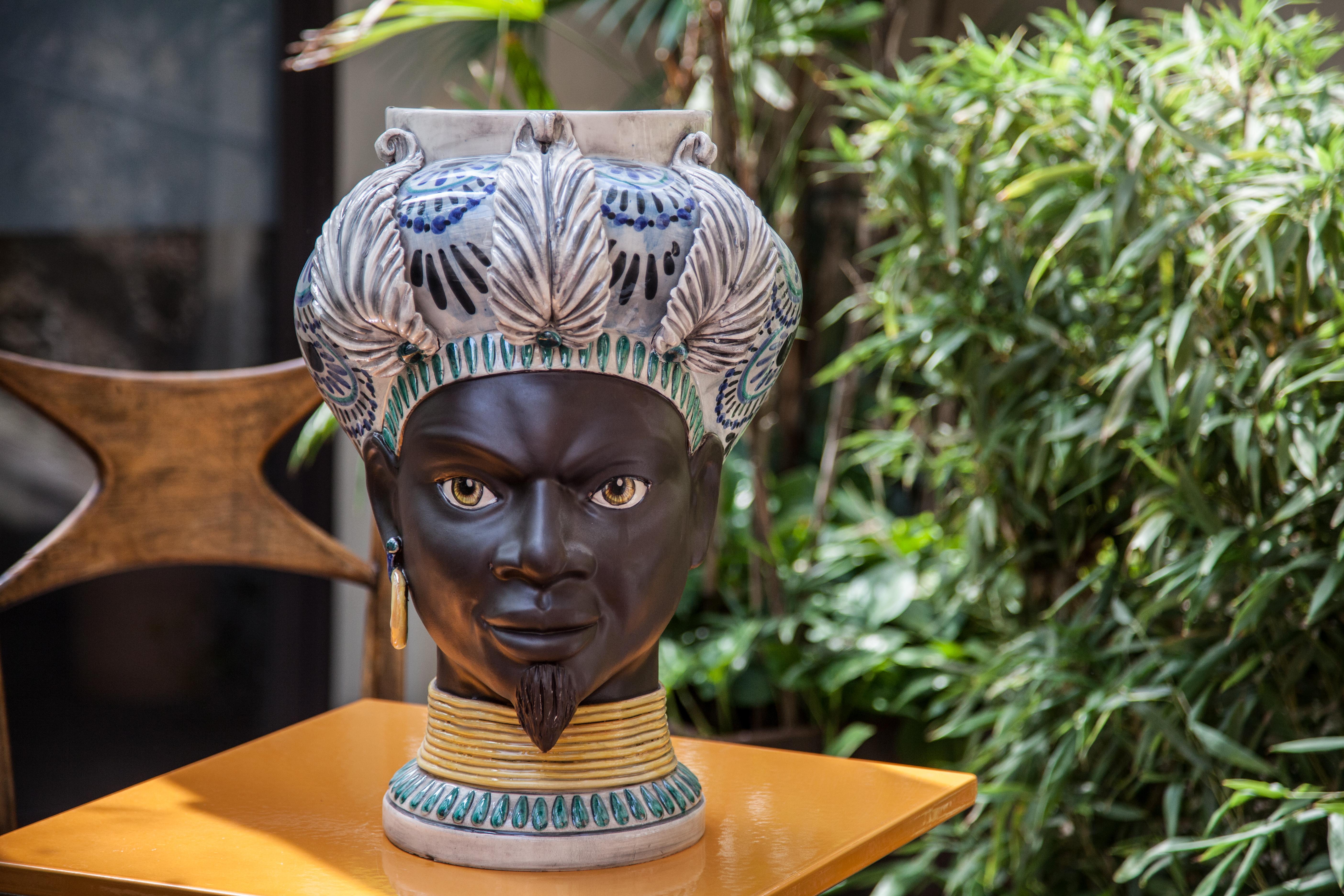ISIDE I12, maurischer Kopf eines Mannes, handgefertigt in Sizilien, 2021 Tafelaufsatz Größe M Vase (Italienisch) im Angebot
