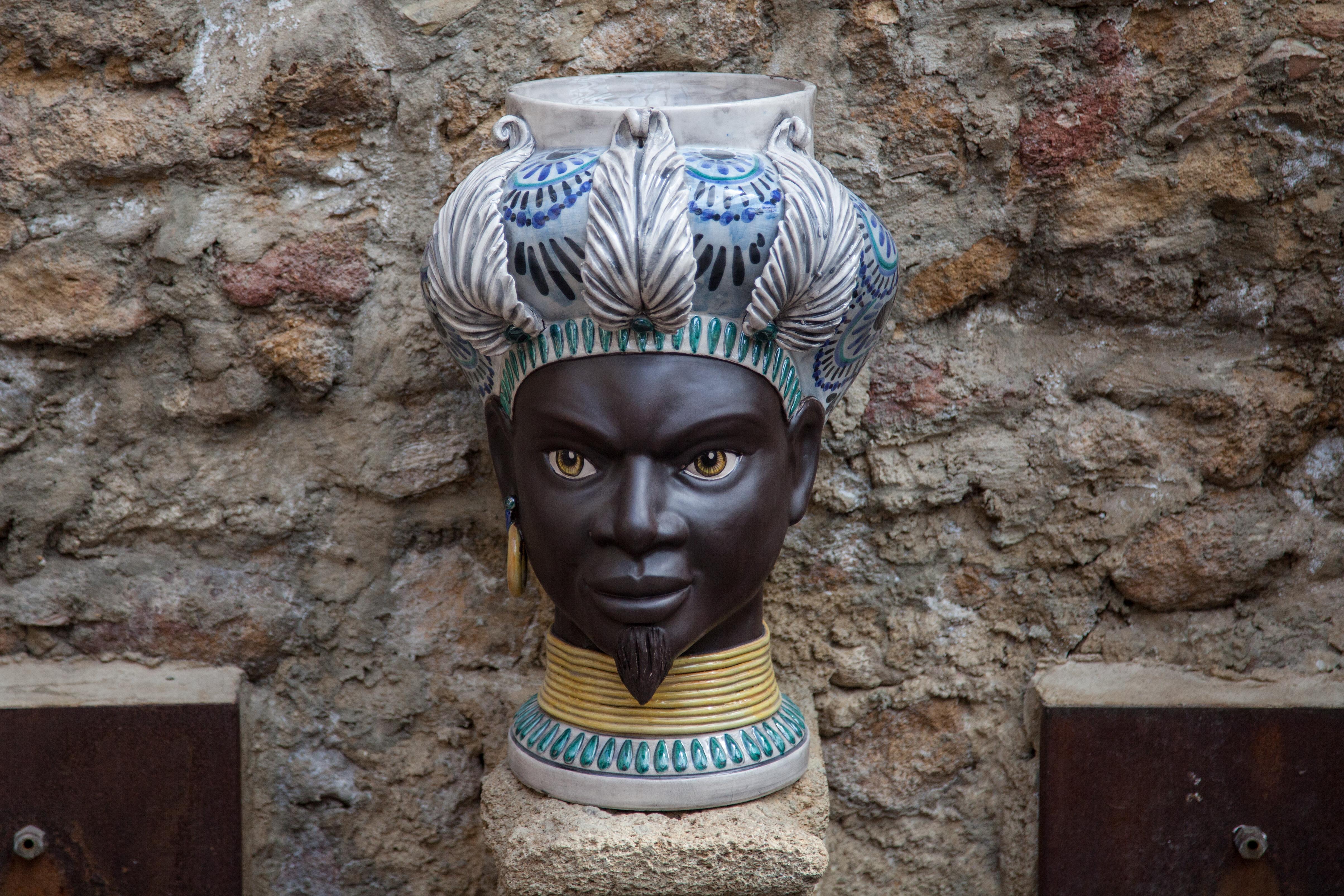 ISIDE I12, maurischer Kopf eines Mannes, handgefertigt in Sizilien, 2021 Tafelaufsatz Größe M Vase (Handgefertigt) im Angebot