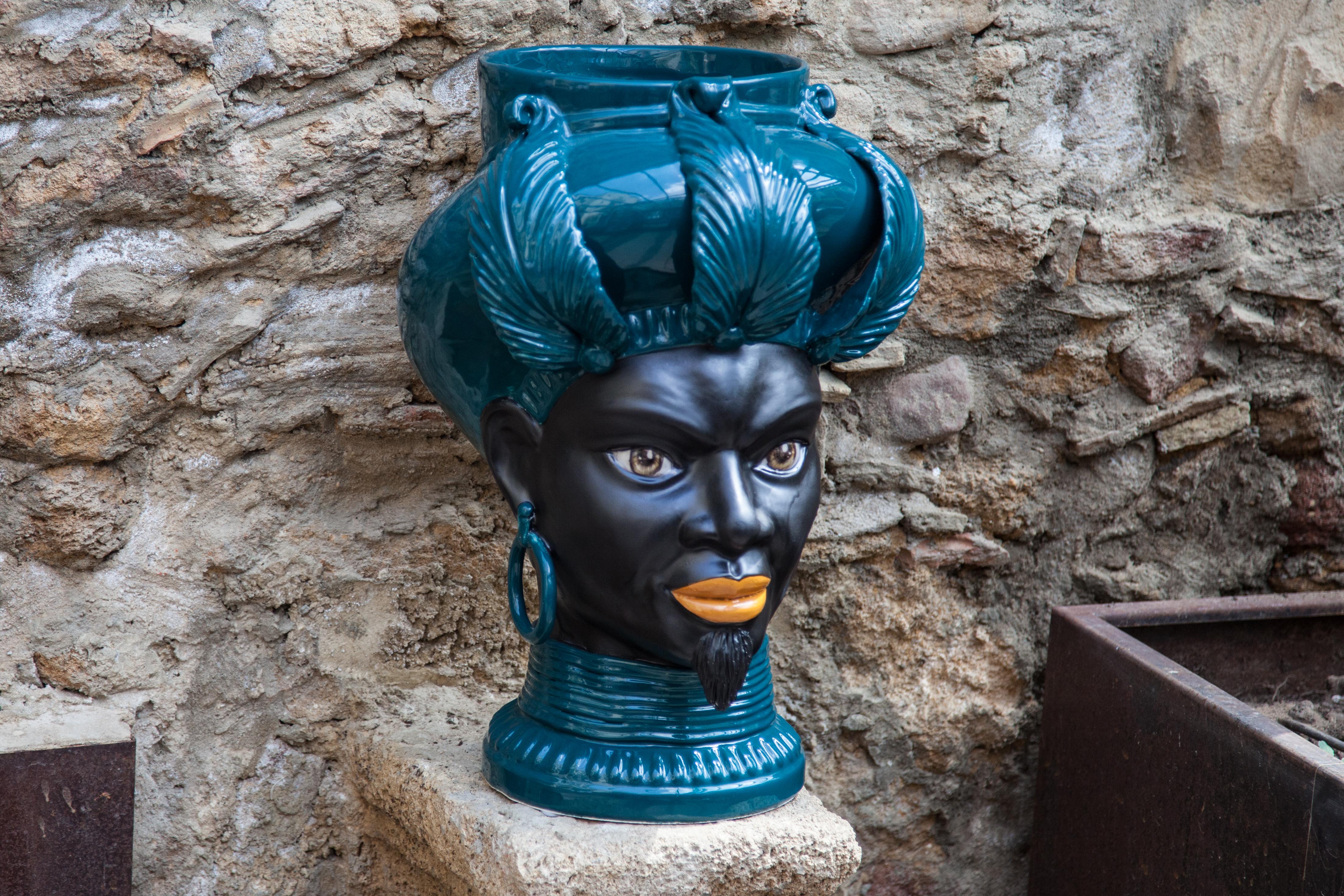 ISIDE I12, maurischer Kopf eines Mannes, handgefertigt in Sizilien, 2021 Tafelaufsatz Größe M Vase im Zustand „Neu“ im Angebot in San Miniato PI, IT
